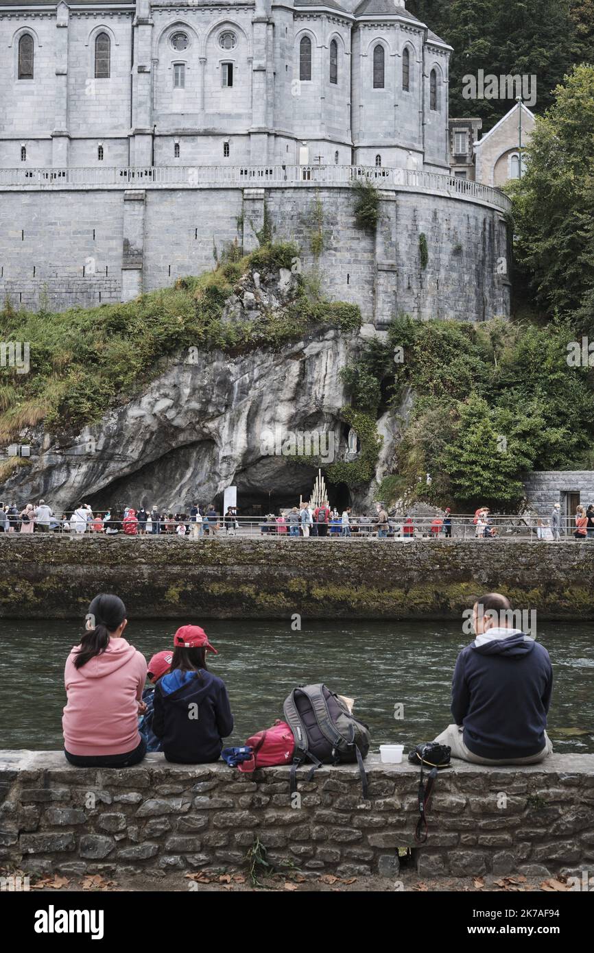 ©PHOTOPQR/LE PARISIEN/ARNAUD DUMONTIER ; Lourdes ; 13/08/2020 ; Lourdes (alti Pirenei), le 13 août 2020. D'habitude noir de monde le sanctuaire de Lourdes est cette année déserté par les pèlerins en raison du Coronavirus. Reportage Lourdes à l'ère Covid 19 il est normalement difficile d'approcher la grotte où a eu lieu les apparitions de la vierge Marie. Cette année malgré des ronds blancs peints au sol pour respecter les distanciations, l'endroit est 'désert'. L'accès y est interdit pour éviter la p Foto Stock