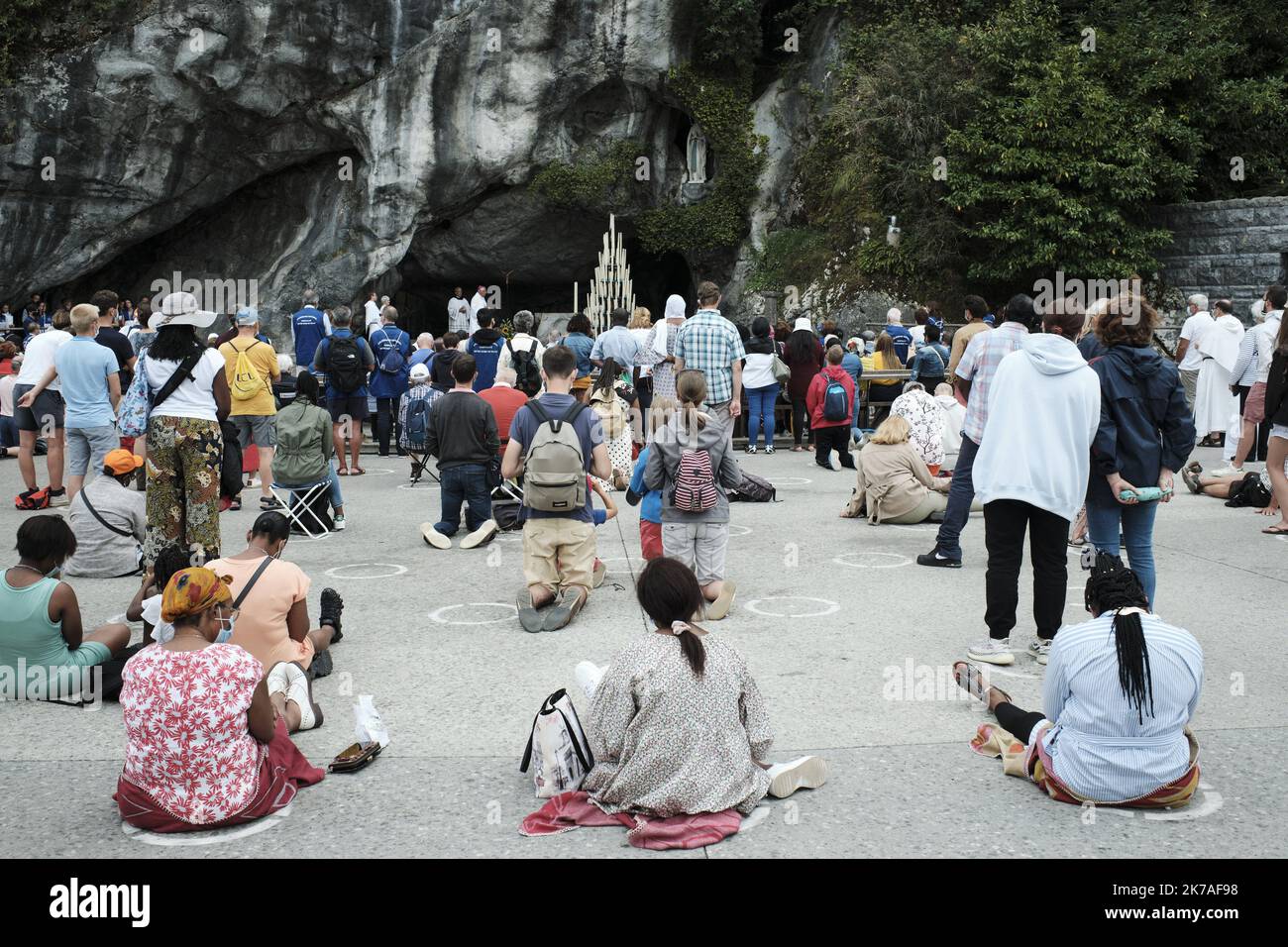 ©PHOTOPQR/LE PARISIEN/ARNAUD DUMONTIER ; Lourdes ; 13/08/2020 ; Lourdes (alti Pirenei), le 13 août 2020. D'habitude noir de monde le sanctuaire de Lourdes est cette année déserté par les pèlerins en raison du Coronavirus. Reportage Lourdes à l'ère Covid 19 il est normalement difficile d'approcher la grotte où a eu lieu les apparitions de la vierge Marie. Cette année malgré des ronds blancs peints au sol pour respecter les distanciations, l'endroit est 'désert'. L'accès y est interdit pour éviter la p Foto Stock