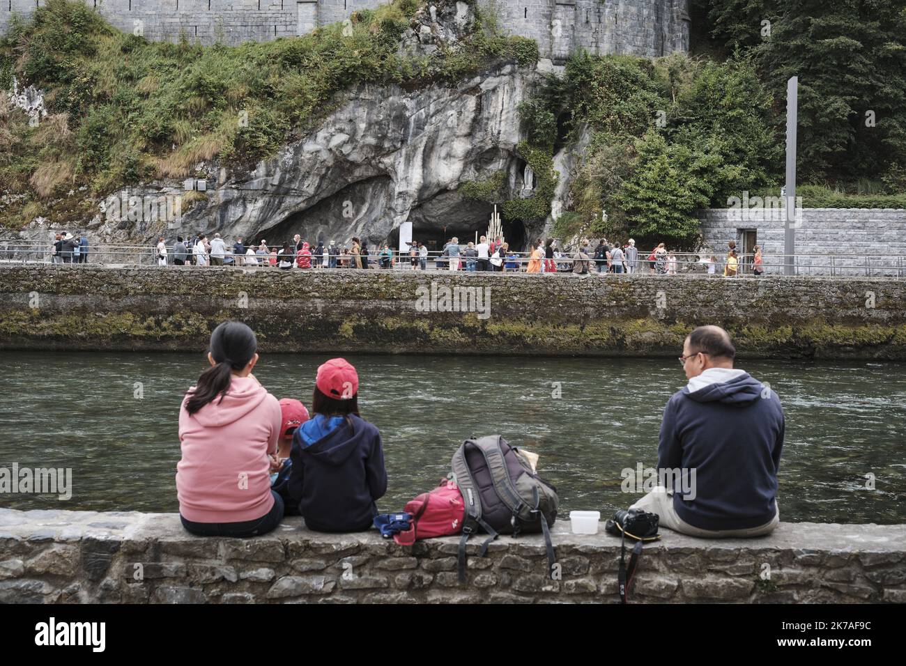©PHOTOPQR/LE PARISIEN/ARNAUD DUMONTIER ; Lourdes ; 13/08/2020 ; Lourdes (alti Pirenei), le 13 août 2020. D'habitude noir de monde le sanctuaire de Lourdes est cette année déserté par les pèlerins en raison du Coronavirus. Reportage Lourdes à l'ère Covid 19 il est normalement difficile d'approcher la grotte où a eu lieu les apparitions de la vierge Marie. Cette année malgré des ronds blancs peints au sol pour respecter les distanciations, l'endroit est 'désert'. L'accès y est interdit pour éviter la p Foto Stock