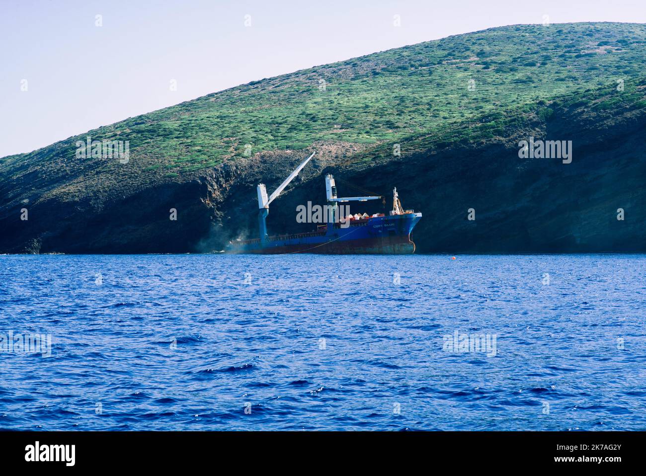 ©Pierre Berthuel / le Pictorium/MAXPPP - Pierre Berthuel / le Pictorium - 08/08/2020 - Italie / Sardaigne / Sardaigne - un cargo echoue sur la cote de Sardaigne / 08/08/2020 - Italia / Sardegna / Sardegna - Un relitto di navi mercantili sulla costa di Sardenia Foto Stock