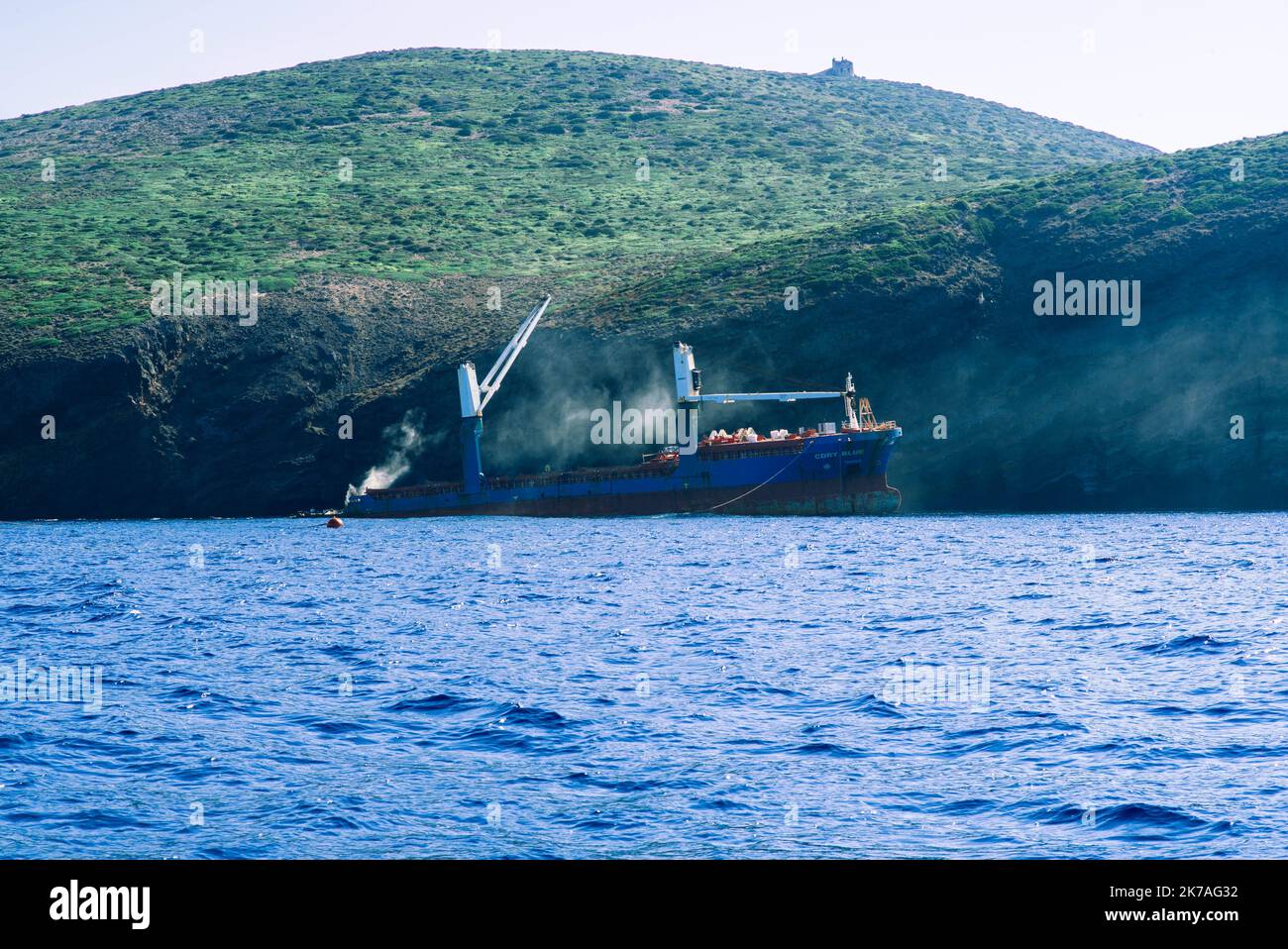 ©Pierre Berthuel / le Pictorium/MAXPPP - Pierre Berthuel / le Pictorium - 08/08/2020 - Italie / Sardaigne / Sardaigne - un cargo echoue sur la cote de Sardaigne / 08/08/2020 - Italia / Sardegna / Sardegna - Un relitto di navi mercantili sulla costa di Sardenia Foto Stock