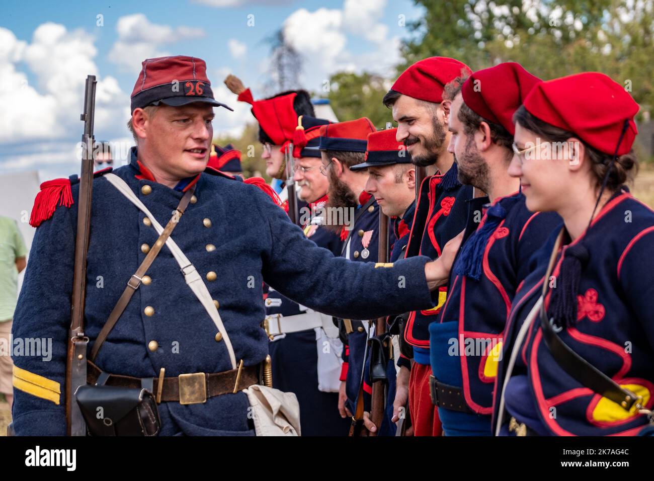 Arnaud BEINAT/Maxppp. 2020/08/16. Gravelotte, Mosella, Francia. Pour commémorer les 150 ans de la bataille de Gravelotte en 1870, l'Association des Arquebusiers de l'Est à reconstituté un bivouac et les combats de l'époque. Tirs de fusil, tirs de canon, présence de soldats en unique de la Garde Impériale, de Chasseurs, d'artilleurs, ecc. Deux femmes représentaient les infirmières et les cantinières de l'époque. Cette Constitution avait lieu dans le musée de l'annexion et non loin d'une maison où séjourna l'empereur Napoléon III dans la nuit du 15 au 16 août 1870. Foto Stock