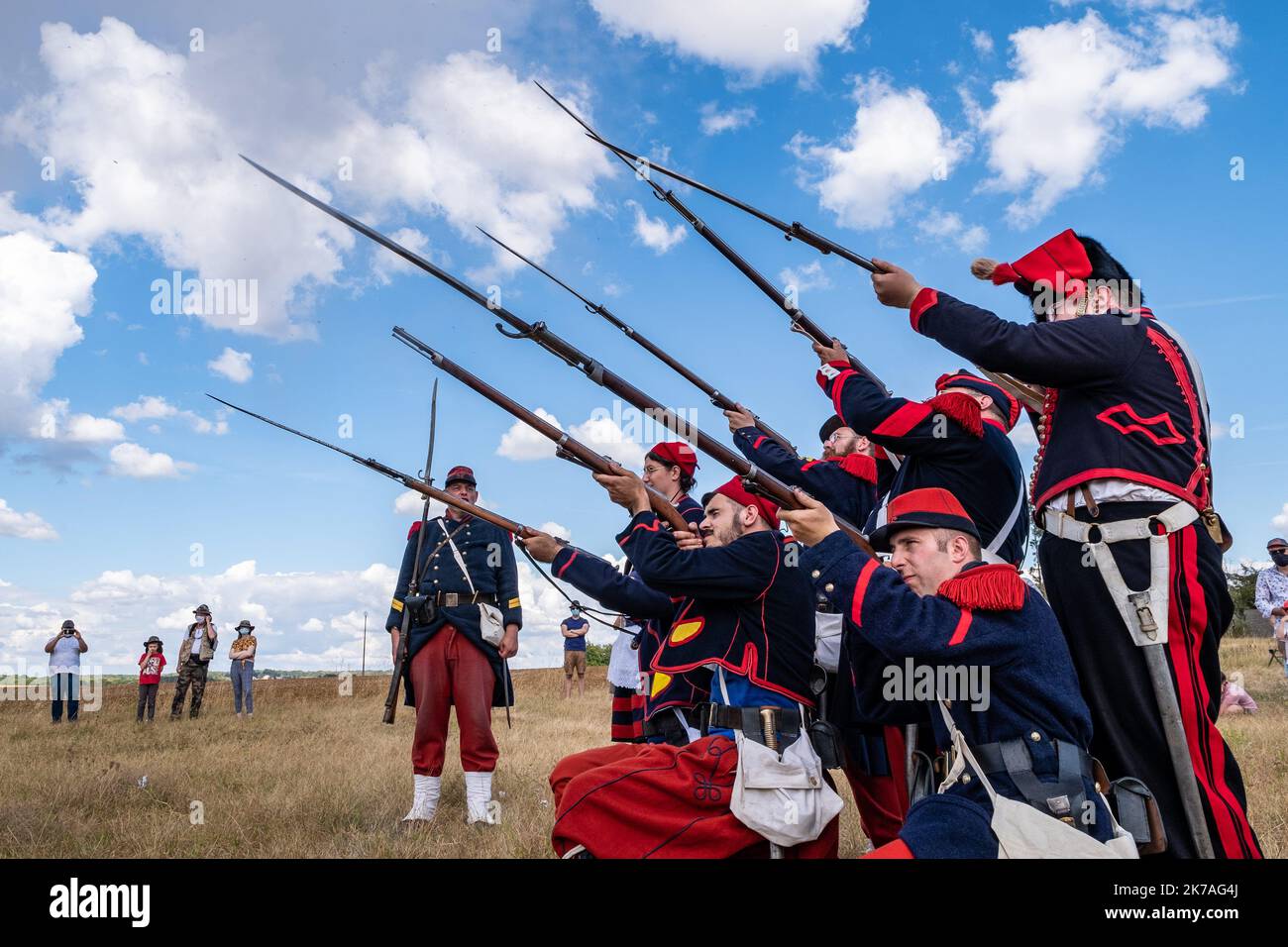 Arnaud BEINAT/Maxppp. 2020/08/16. Gravelotte, Mosella, Francia. Pour commémorer les 150 ans de la bataille de Gravelotte en 1870, l'Association des Arquebusiers de l'Est à reconstituté un bivouac et les combats de l'époque. Tirs de fusil, tirs de canon, présence de soldats en unique de la Garde Impériale, de Chasseurs, d'artilleurs, ecc. Deux femmes représentaient les infirmières et les cantinières de l'époque. Cette Constitution avait lieu dans le musée de l'annexion et non loin d'une maison où séjourna l'empereur Napoléon III dans la nuit du 15 au 16 août 1870. Foto Stock