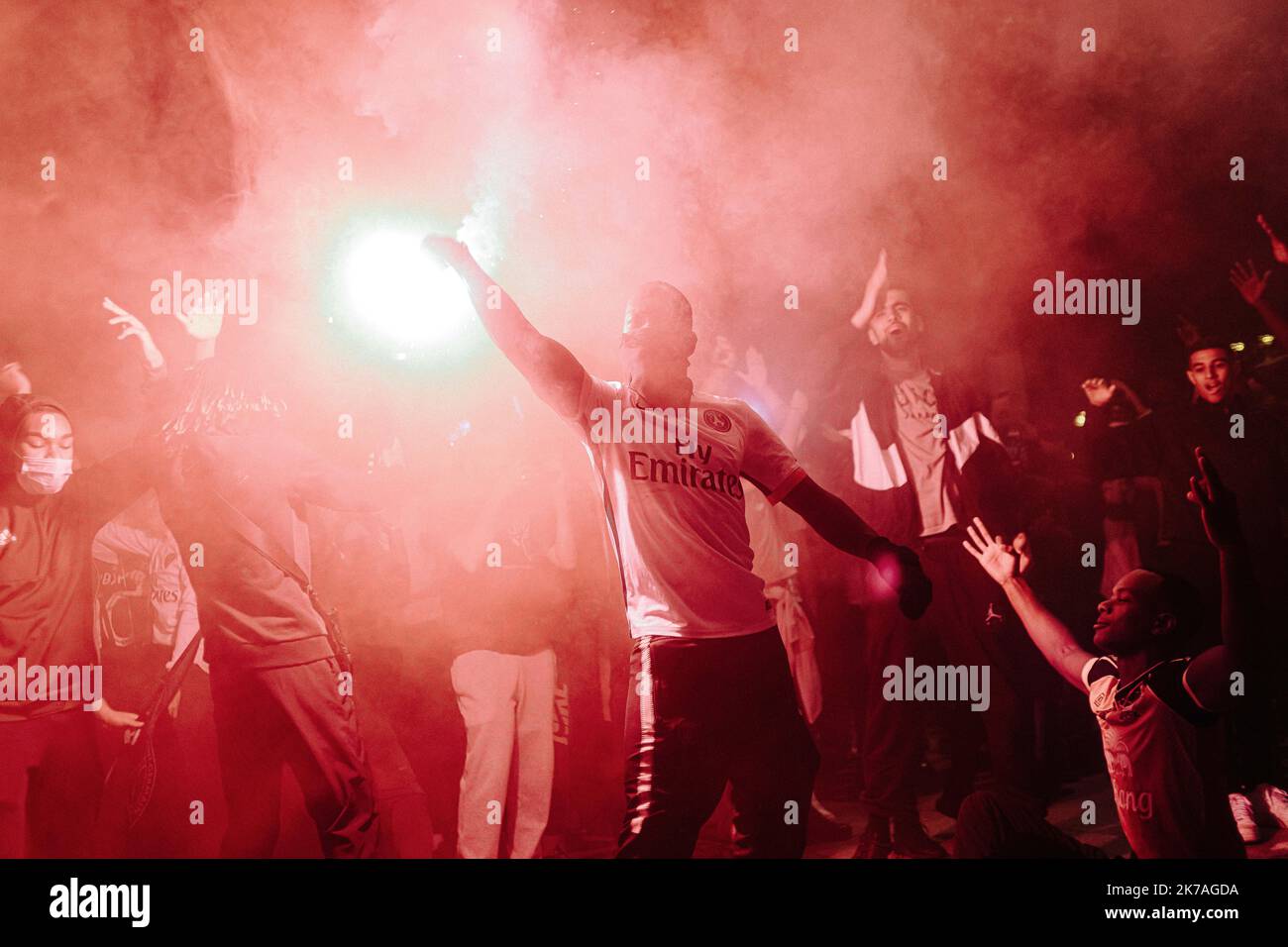 ©Jan Schmidt-Whitley/le Pictorium/MAXPPP - Jan Schmidt-Whitley/le Pictorium - 19/08/2020 - Francia / Ile-de-France / Parigi - Mardi 18 aout 2020, Apres la qualificazione historique du club de football francais du Paris Saint-Germain en finale de la Ligue des Champions apres leur victoire contre le club allemand de RB Leipzig des milliers de supporters se sont spontanement radembles sur les Champs-Eysees a Paris pour faire la fete. Quelques heurts avec la poliice ont eu lieu en fin de soiree. Le PSG sera le cinquieme club francais un disputer une finale de Coupe d'Europe des club Champions ou de L Foto Stock