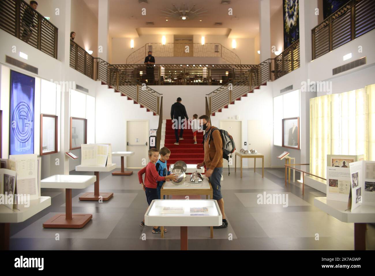 ©PHOTOPQR/PRESSE OCEAN/Romain Boulanger ; SAINT NAZAIRE LE MERCREDI 19 AOUT 2020, ESCAL'ATLANTIC MUSÉE SUR l'AVENTURE DES PAQUEBOTS Saint Nazaire, Francia, 19th 2020 agosto - Escal'Atlantic, museo delle crociere Vai oltre le mura della base sottomarina di Saint-Nazaire, lasciati trasportare indietro nel tempo. Prendete il ponte d'imbarco, si apre la porta della sala principale. Benvenuti a bordo! Escall’Atlantic, un luogo unico in Europa, vi presenterà l’affascinante storia dei transatlantici. Foto Stock