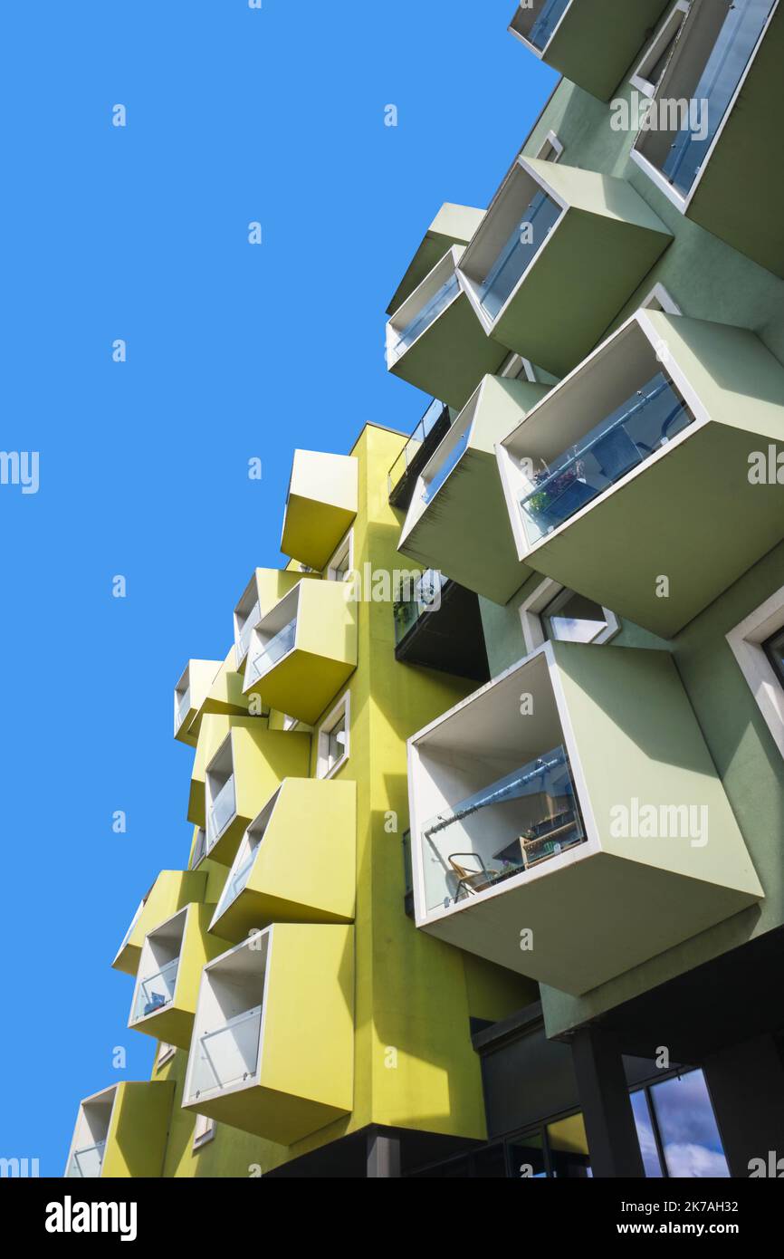 Copenaghen, Danimarca - Settembre 2022: Moderni edifici a forma di cubo verde giallo, quartiere di Orestad progettato da JJW Arkitekter Ørestad Plejecenter, Senior Housing Foto Stock