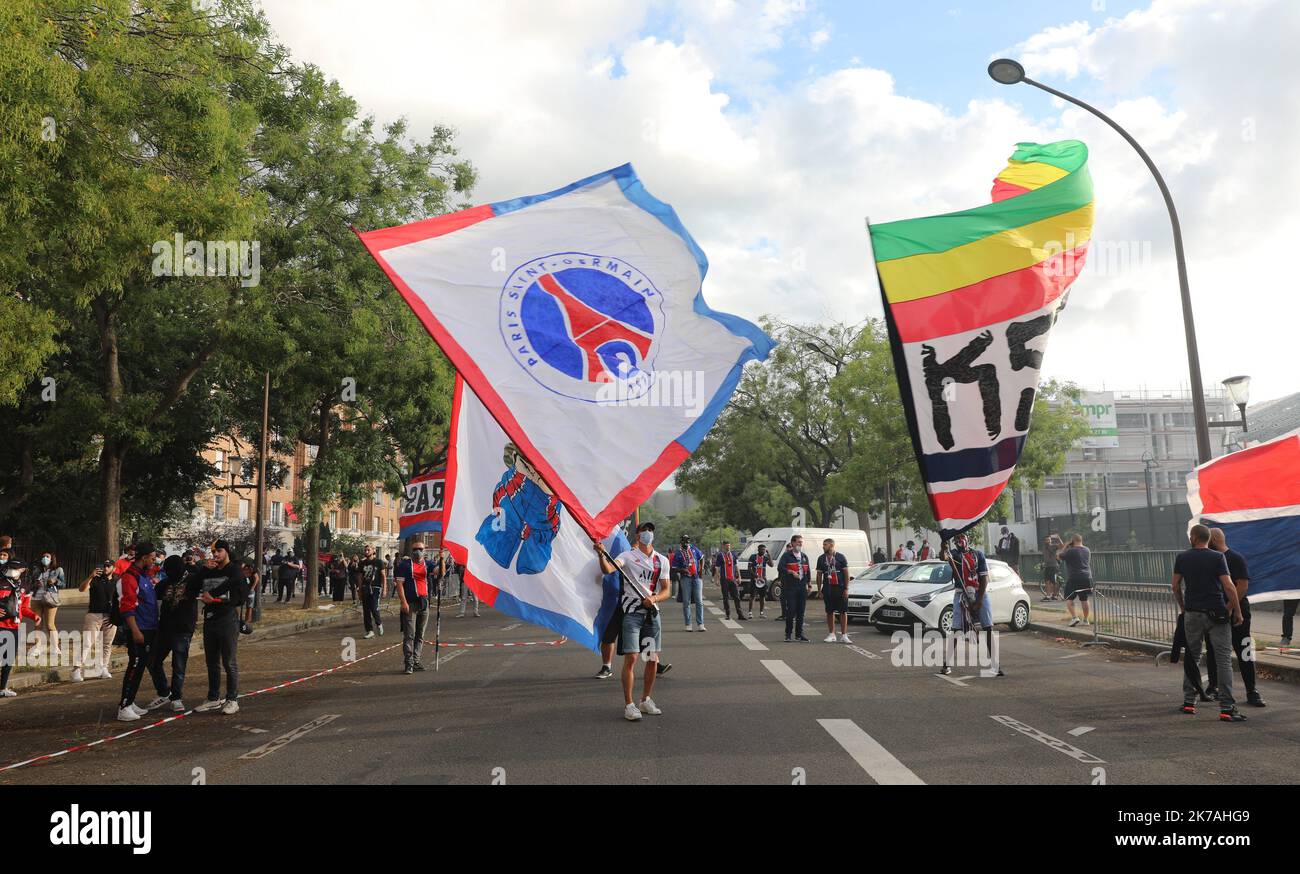 ©PHOTOPQR/LE PARISIEN/Aurelie LADET ; ; 23/08/2020 ; une heure avant le coup d'envoi de PSG - Bayern Munich pour la finale de la Ligue des Champions, des centaines de supporeurs ( notamment des ulas) se assemblent autour du Parc des Princes à Paris et metent l'ambiance. A l'intérieur du Stade, seules 5000 personnes pourfront assister au match sur deux écrans géants. La finale della UEFA Champions League tra Parigi Saint-Germain e Bayern Monaco all'Estadio do Sport Lisboa e Benfica il 23 agosto 2020 a Lisbona, Portogallo. Foto Stock