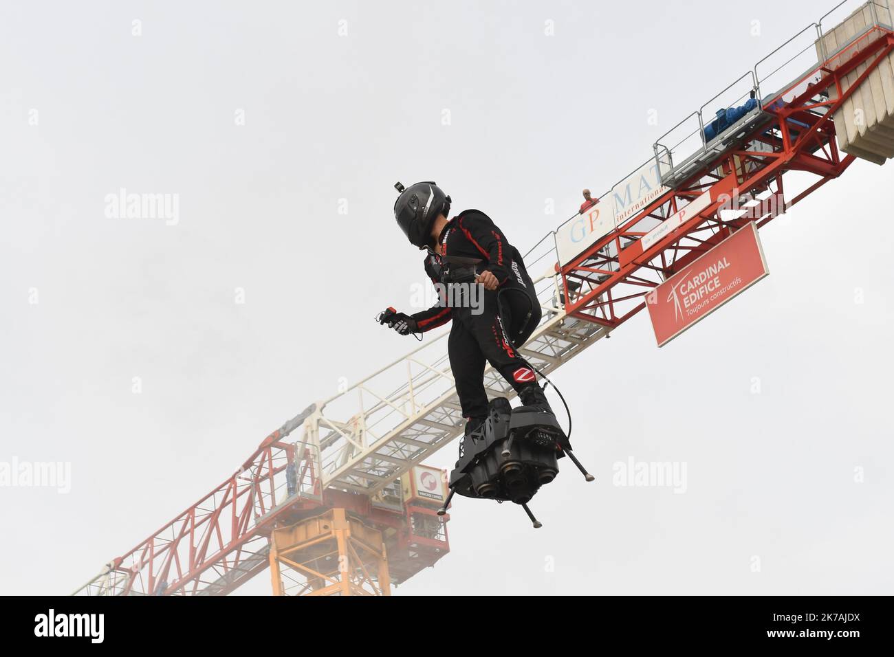 ©PHOTOPQR/LA NOUVELLE REPUBLIQUE/Alain Biais - POITIERS - 26/08/2020 Franky Zapata survole le Futuroscope pour la pose de la première pierre de l'Arena l'homme volant, Franky Zapata a survolé le Futuroscope de Poitiers ce mercredi soir à l'occasione de la posa de l'Aréna. Un événement d'autant più rimarquable que c'était son Premier vol cette public année. Poitiers, Francia, 26th 2020 agosto - l'uomo volante, Franky Zapata volò sul Futuroscope a Poitiers questo mercoledì sera in occasione della posa della pietra di fondazione dell'Arena. Un evento ancora più r Foto Stock