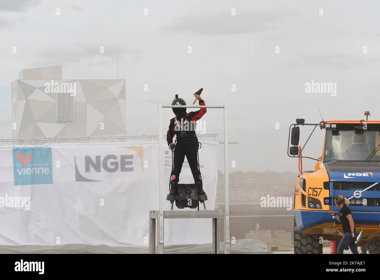 ©PHOTOPQR/LA NOUVELLE REPUBLIQUE/Alain Biais - POITIERS - 26/08/2020 Franky Zapata survole le Futuroscope pour la pose de la première pierre de l'Arena l'homme volant, Franky Zapata a survolé le Futuroscope de Poitiers ce mercredi soir à l'occasione de la posa de l'Aréna. Un événement d'autant più rimarquable que c'était son Premier vol cette public année. Poitiers, Francia, 26th 2020 agosto - l'uomo volante, Franky Zapata volò sul Futuroscope a Poitiers questo mercoledì sera in occasione della posa della pietra di fondazione dell'Arena. Un evento ancora più r Foto Stock