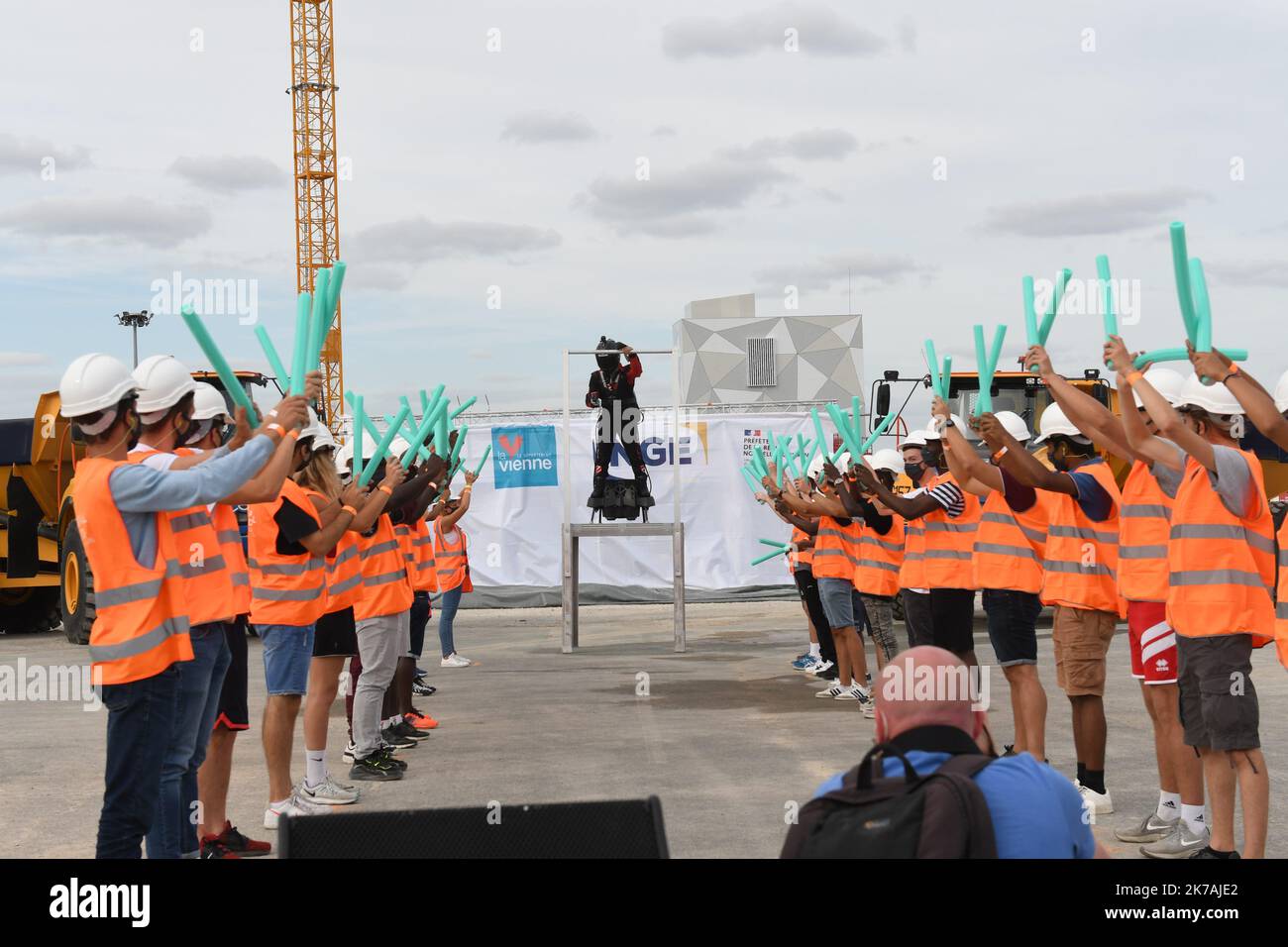 ©PHOTOPQR/LA NOUVELLE REPUBLIQUE/Alain Biais - POITIERS - 26/08/2020 Franky Zapata survole le Futuroscope pour la pose de la première pierre de l'Arena l'homme volant, Franky Zapata a survolé le Futuroscope de Poitiers ce mercredi soir à l'occasione de la posa de l'Aréna. Un événement d'autant più rimarquable que c'était son Premier vol cette public année. Poitiers, Francia, 26th 2020 agosto - l'uomo volante, Franky Zapata volò sul Futuroscope a Poitiers questo mercoledì sera in occasione della posa della pietra di fondazione dell'Arena. Un evento ancora più r Foto Stock