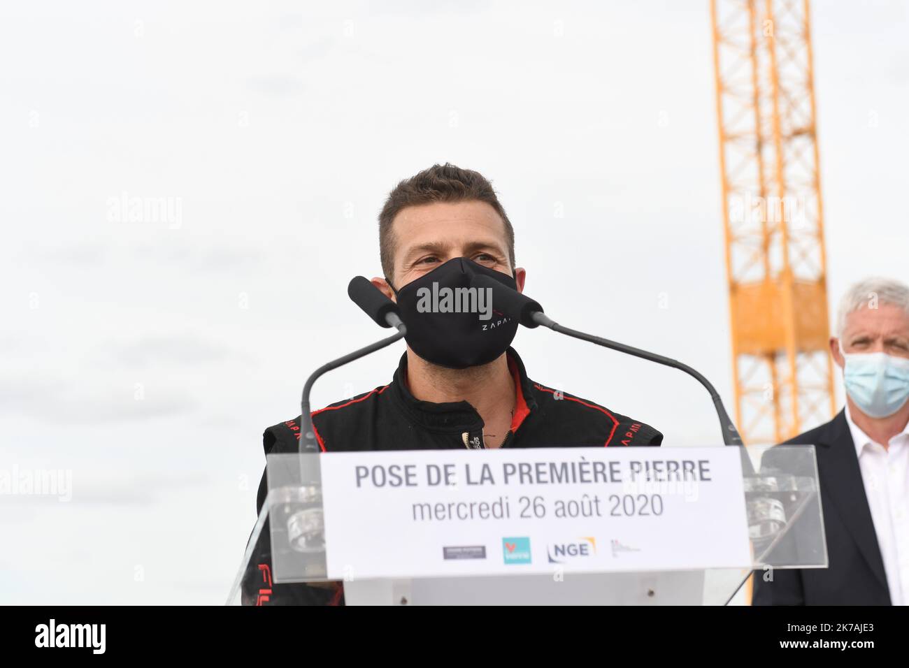 ©PHOTOPQR/LA NOUVELLE REPUBLIQUE/Alain Biais - POITIERS - 26/08/2020 Franky Zapata survole le Futuroscope pour la pose de la première pierre de l'Arena l'homme volant, Franky Zapata a survolé le Futuroscope de Poitiers ce mercredi soir à l'occasione de la posa de l'Aréna. Un événement d'autant più rimarquable que c'était son Premier vol cette public année. Poitiers, Francia, 26th 2020 agosto - l'uomo volante, Franky Zapata volò sul Futuroscope a Poitiers questo mercoledì sera in occasione della posa della pietra di fondazione dell'Arena. Un evento ancora più r Foto Stock