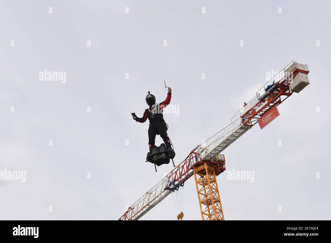 ©PHOTOPQR/LA NOUVELLE REPUBLIQUE/Alain Biais - POITIERS - 26/08/2020 Franky Zapata survole le Futuroscope pour la pose de la première pierre de l'Arena l'homme volant, Franky Zapata a survolé le Futuroscope de Poitiers ce mercredi soir à l'occasione de la posa de l'Aréna. Un événement d'autant più rimarquable que c'était son Premier vol cette public année. Poitiers, Francia, 26th 2020 agosto - l'uomo volante, Franky Zapata volò sul Futuroscope a Poitiers questo mercoledì sera in occasione della posa della pietra di fondazione dell'Arena. Un evento ancora più r Foto Stock