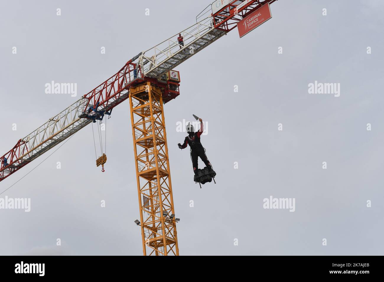 ©PHOTOPQR/LA NOUVELLE REPUBLIQUE/Alain Biais - POITIERS - 26/08/2020 Franky Zapata survole le Futuroscope pour la pose de la première pierre de l'Arena l'homme volant, Franky Zapata a survolé le Futuroscope de Poitiers ce mercredi soir à l'occasione de la posa de l'Aréna. Un événement d'autant più rimarquable que c'était son Premier vol cette public année. Poitiers, Francia, 26th 2020 agosto - l'uomo volante, Franky Zapata volò sul Futuroscope a Poitiers questo mercoledì sera in occasione della posa della pietra di fondazione dell'Arena. Un evento ancora più r Foto Stock