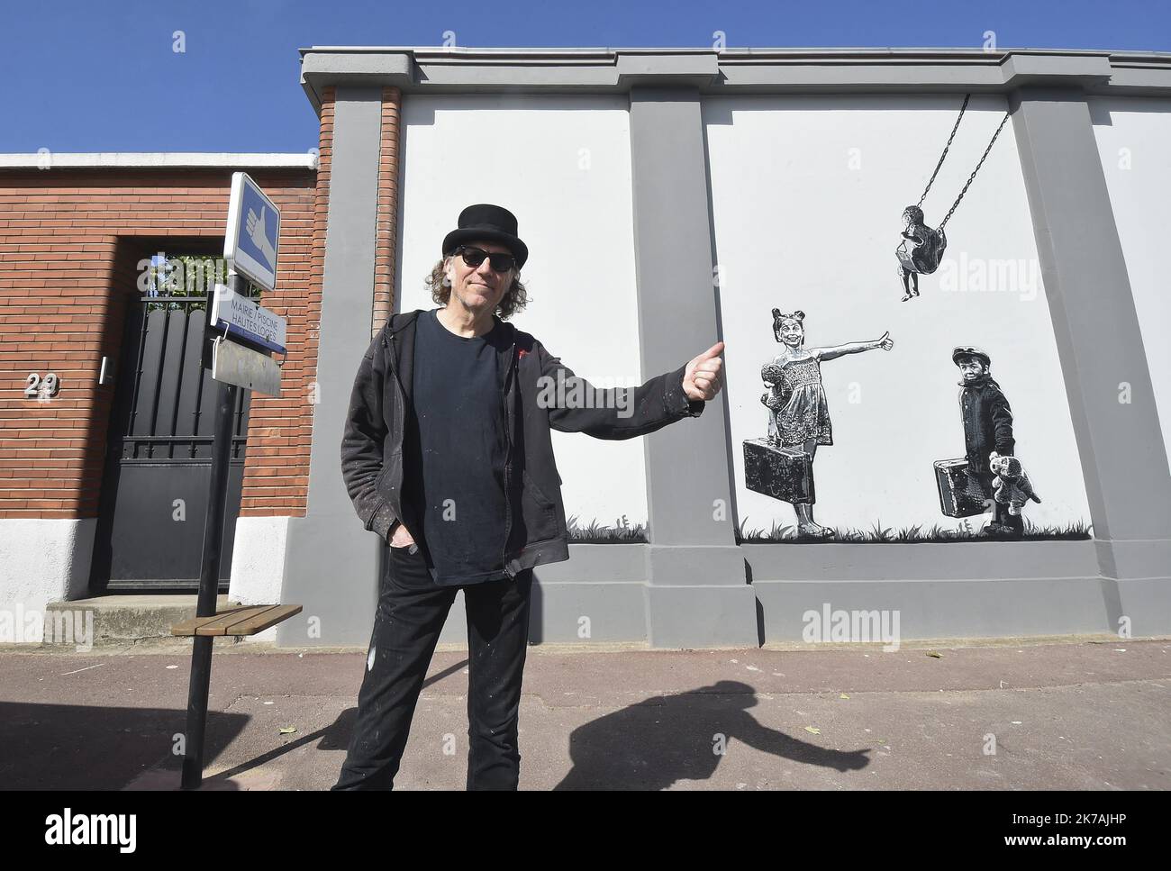 ©PHOTOPQR/VOIX DU NORD/Sebastien JARRY ; 27/08/2020 ; Marcq-en-Baroeul. le 27/08/2020. Le Street artiste Jef Aeorosol en train de peindre une fresque au center tecnica comunale. Foto : Sébastien JARRY : LA VOIX DU NORD - Jean-Francois Perroy, meglio conosciuto sotto lo pseudonimo di Jef Aérosol, è nato a Nantes (Francia) il 15th 1957 gennaio. È un artista francese di stencil urbano, un sostenitore principale della prima generazione di artisti di strada che hanno iniziato a lavorare per le strade nei primi anni '80s. Foto Stock