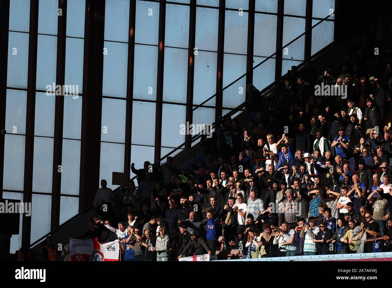 Birmingham, Regno Unito. 16th Ott 2022. I fan del Chelsea alla fine festeggiano dopo la vittoria delle loro squadre. Partita della Premier League, Aston Villa contro Chelsea al Villa Park di Birmingham domenica 16th ottobre 2022. Questa immagine può essere utilizzata solo per scopi editoriali. Solo per uso editoriale, licenza richiesta per uso commerciale. Non è utilizzabile nelle scommesse, nei giochi o nelle pubblicazioni di un singolo club/campionato/giocatore. pic di Andrew Orchard/Andrew Orchard sports photography/Alamy Live news Credit: Andrew Orchard sports photography/Alamy Live News Foto Stock