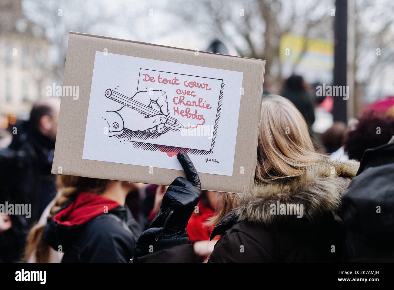 ©Jan Schmidt-Whitley/le Pictorium/MAXPPP - Jan Schmidt-Whitley/le Pictorium - 11/01/2015 - Francia / Parigi - Dimanche 11 janvier 2015, Une foule immenso s'est reunite entre Republique et Nation pour Montrer son attachement aux valeurs republicaines suite aux attentats contre Charlie Hebdo et l'Hyper Casher de la porte de Vincennes par les frere Kouachi. ILS ont revendiques l'attentat au nom de al-Qaida dans la peninsule Arabique (AQPA). Les Victimes de la tuerie sont les dessinateurs Cabu, Charb, Honore, Tignous et Wolinski, la psychanalyste Elsa Cayat, l'economiste Bernard Maris, le policier Fr Foto Stock