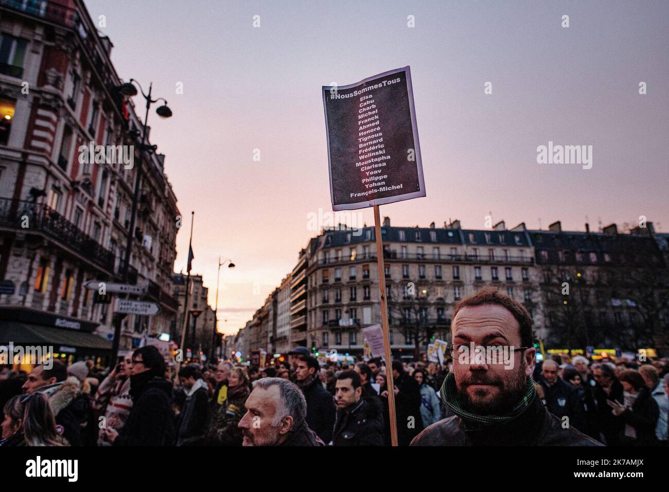 ©Jan Schmidt-Whitley/le Pictorium/MAXPPP - Jan Schmidt-Whitley/le Pictorium - 11/01/2015 - Francia / Parigi - Dimanche 11 janvier 2015, Une foule immenso s'est reunite entre Republique et Nation pour Montrer son attachement aux valeurs republicaines suite aux attentats contre Charlie Hebdo et l'Hyper Casher de la porte de Vincennes par les frere Kouachi. ILS ont revendiques l'attentat au nom de al-Qaida dans la peninsule Arabique (AQPA). Les Victimes de la tuerie sont les dessinateurs Cabu, Charb, Honore, Tignous et Wolinski, la psychanalyste Elsa Cayat, l'economiste Bernard Maris, le policier Fr Foto Stock