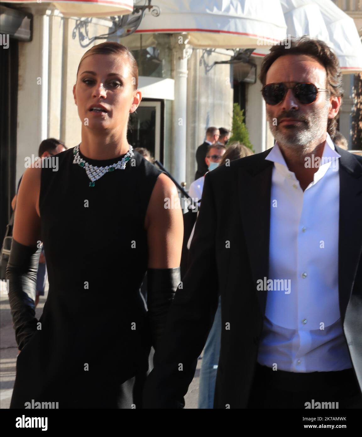 ©Pierre Teyssot/MAXPPP ; gli ospiti vengono visti fuori dall'Excelsior Hotel prima della cerimonia di apertura del 77th° Festival del Cinema di Venezia al Lido di Venezia, il 2 settembre 2020. Sveva Alviti e Anthony Delon Â© Pierre Teyssot / Maxppp Foto Stock