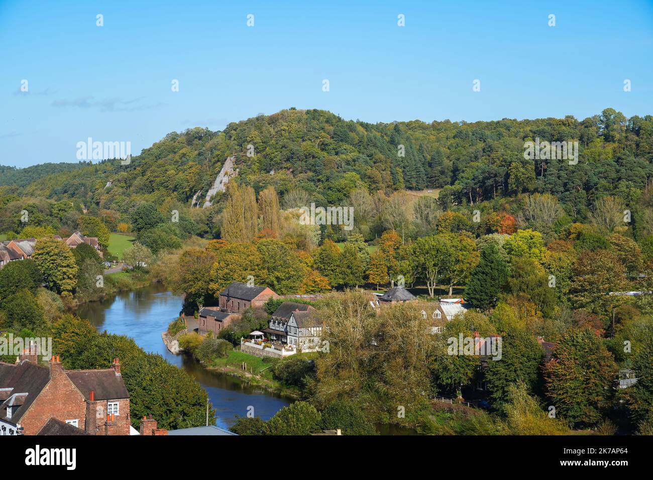 Una vista della città bassa in Bridgnorth sul fiume Severn con il fogliame di colore autunnale Foto Stock