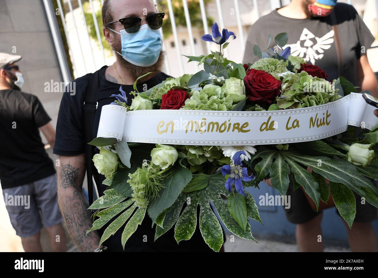 ©PHOTOPQR/VOIX DU NORD/PIERRE ROUANET ; 15/09/2020 ; 15/09/2020. Les gérants d'établissements de nuit (café, bar, boîte de nuit, bars dansant, etc.) ont déposé une gerbe devant la sous-préfecture de Valenciennes 'en mémoire de la nuit'. Un geste symbolique suite à une rencontre avec les représentants de l'Etat et l'application de restrictions horaires dans le contestte de crise sanitaire covid-19 (coronavirus, sars-cov-2). FOTO PIERRE ROUANET LA VOIX DU NORD - Valenciennes, France, sept 15th 202 Covid-19 restrizioni : dimostrazione da parte dei gestori di locali notturni, ancora chiuso, e la corona Foto Stock