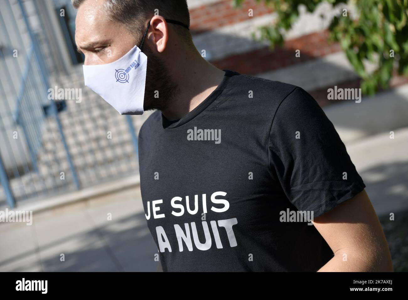 ©PHOTOPQR/VOIX DU NORD/PIERRE ROUANET ; 15/09/2020 ; 15/09/2020. Les gérants d'établissements de nuit (café, bar, boîte de nuit, bars dansant, etc.) ont déposé une gerbe devant la sous-préfecture de Valenciennes 'en mémoire de la nuit'. Un geste symbolique suite à une rencontre avec les représentants de l'Etat et l'application de restrictions horaires dans le contestte de crise sanitaire covid-19 (coronavirus, sars-cov-2). FOTO PIERRE ROUANET LA VOIX DU NORD - Valenciennes, France, sept 15th 202 Covid-19 restrizioni : dimostrazione da parte dei gestori di locali notturni, ancora chiuso, e la corona Foto Stock
