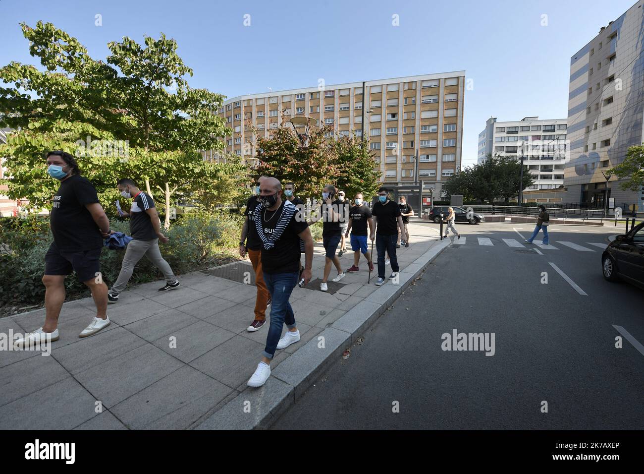 ©PHOTOPQR/VOIX DU NORD/PIERRE ROUANET ; 15/09/2020 ; 15/09/2020. Les gérants d'établissements de nuit (café, bar, boîte de nuit, bars dansant, etc.) ont déposé une gerbe devant la sous-préfecture de Valenciennes 'en mémoire de la nuit'. Un geste symbolique suite à une rencontre avec les représentants de l'Etat et l'application de restrictions horaires dans le contestte de crise sanitaire covid-19 (coronavirus, sars-cov-2). FOTO PIERRE ROUANET LA VOIX DU NORD - Valenciennes, France, sept 15th 202 Covid-19 restrizioni : dimostrazione da parte dei gestori di locali notturni, ancora chiuso, e la corona Foto Stock