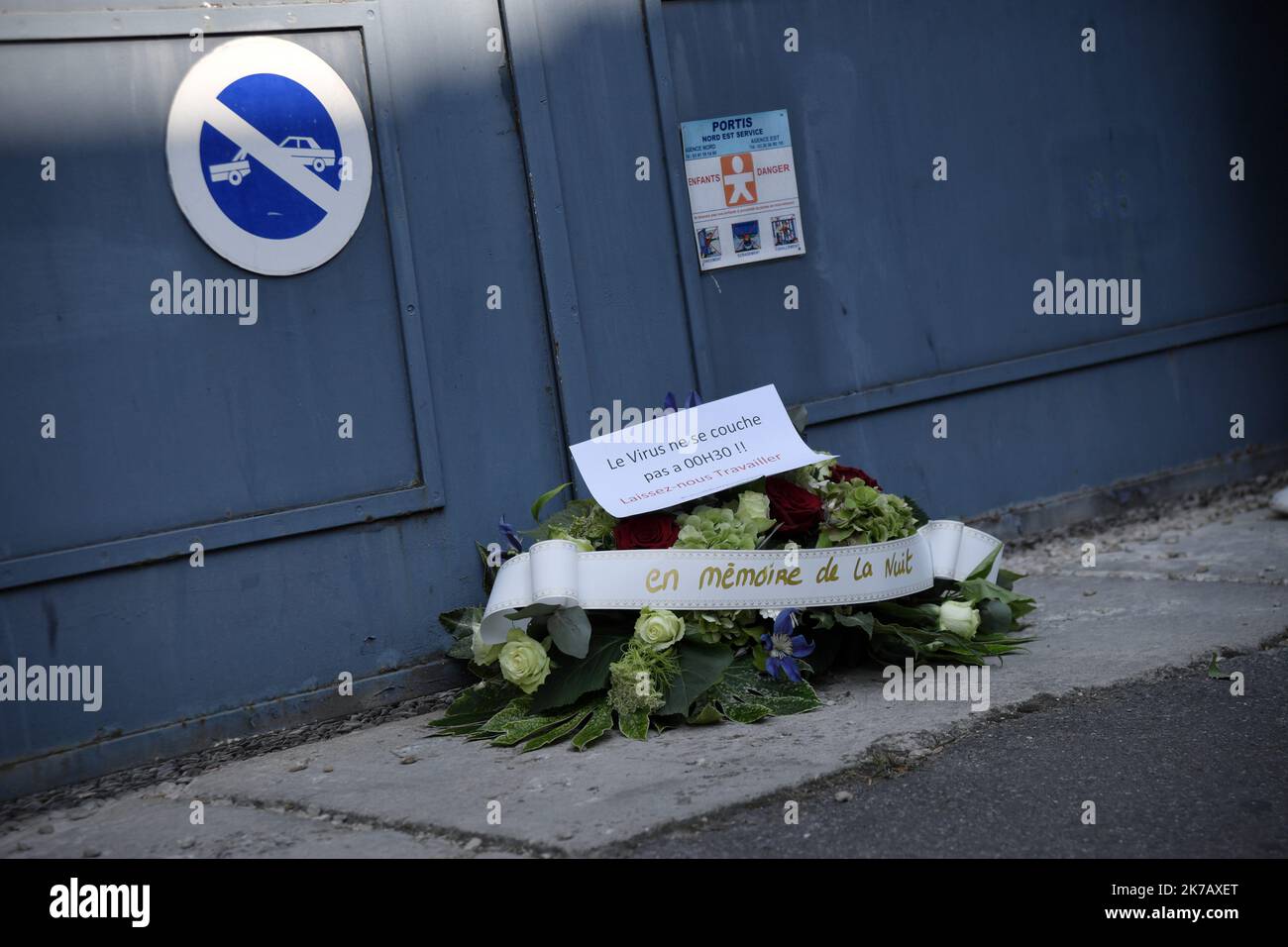 ©PHOTOPQR/VOIX DU NORD/PIERRE ROUANET ; 15/09/2020 ; 15/09/2020. Les gérants d'établissements de nuit (café, bar, boîte de nuit, bars dansant, etc.) ont déposé une gerbe devant la sous-préfecture de Valenciennes 'en mémoire de la nuit'. Un geste symbolique suite à une rencontre avec les représentants de l'Etat et l'application de restrictions horaires dans le contestte de crise sanitaire covid-19 (coronavirus, sars-cov-2). FOTO PIERRE ROUANET LA VOIX DU NORD - Valenciennes, France, sept 15th 202 Covid-19 restrizioni : dimostrazione da parte dei gestori di locali notturni, ancora chiuso, e la corona Foto Stock