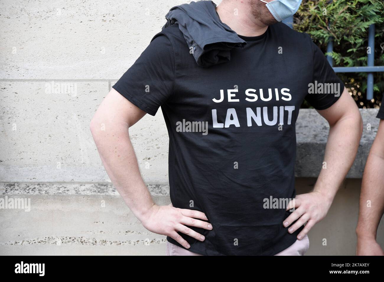 ©PHOTOPQR/VOIX DU NORD/PIERRE ROUANET ; 15/09/2020 ; 15/09/2020. Les gérants d'établissements de nuit (café, bar, boîte de nuit, bars dansant, etc.) ont déposé une gerbe devant la sous-préfecture de Valenciennes 'en mémoire de la nuit'. Un geste symbolique suite à une rencontre avec les représentants de l'Etat et l'application de restrictions horaires dans le contestte de crise sanitaire covid-19 (coronavirus, sars-cov-2). FOTO PIERRE ROUANET LA VOIX DU NORD - Valenciennes, France, sept 15th 202 Covid-19 restrizioni : dimostrazione da parte dei gestori di locali notturni, ancora chiuso, e la corona Foto Stock