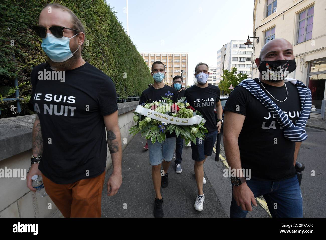 ©PHOTOPQR/VOIX DU NORD/PIERRE ROUANET ; 15/09/2020 ; 15/09/2020. Les gérants d'établissements de nuit (café, bar, boîte de nuit, bars dansant, etc.) ont déposé une gerbe devant la sous-préfecture de Valenciennes 'en mémoire de la nuit'. Un geste symbolique suite à une rencontre avec les représentants de l'Etat et l'application de restrictions horaires dans le contestte de crise sanitaire covid-19 (coronavirus, sars-cov-2). FOTO PIERRE ROUANET LA VOIX DU NORD - Valenciennes, France, sept 15th 202 Covid-19 restrizioni : dimostrazione da parte dei gestori di locali notturni, ancora chiuso, e la corona Foto Stock