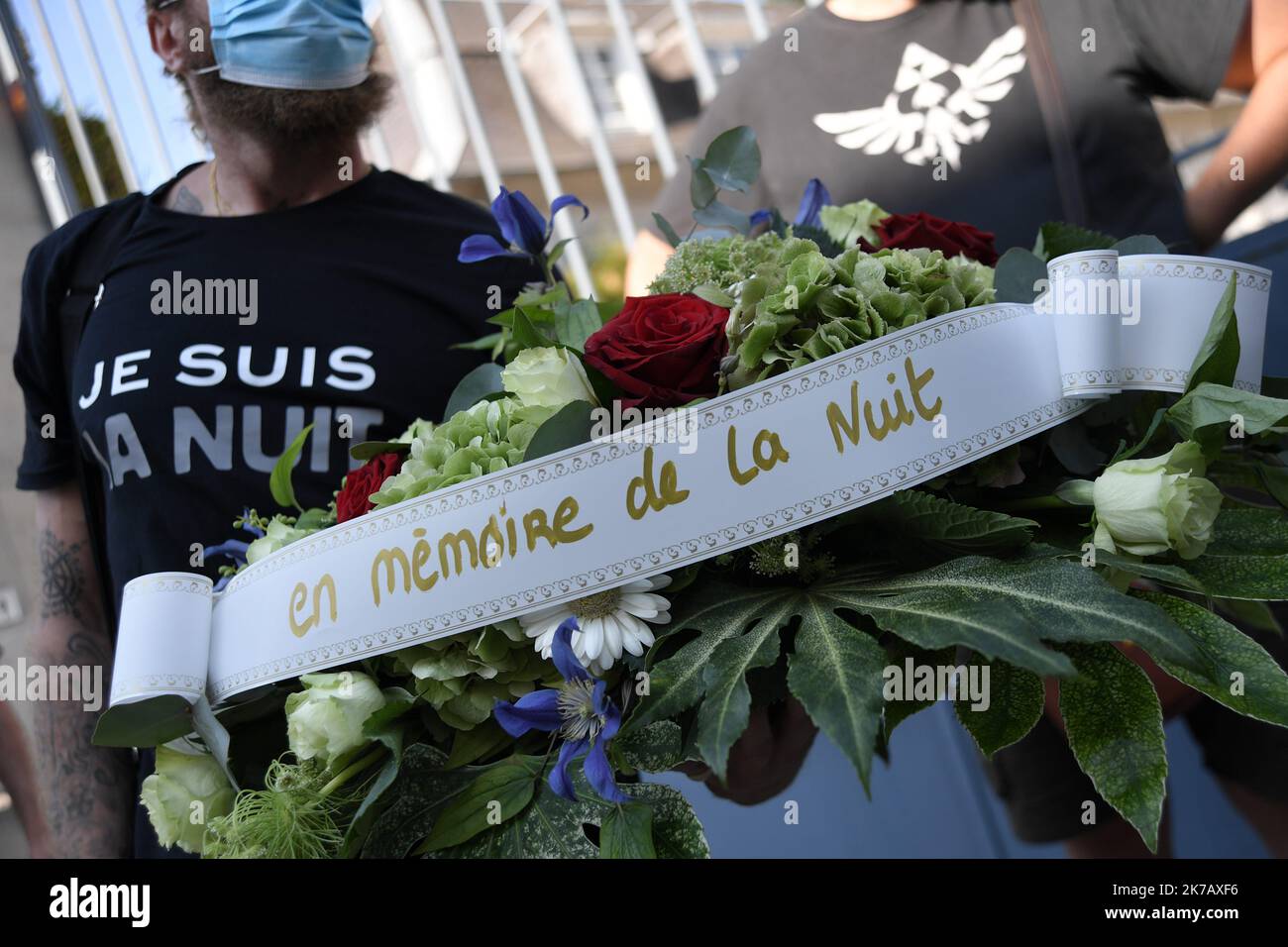 ©PHOTOPQR/VOIX DU NORD/PIERRE ROUANET ; 15/09/2020 ; 15/09/2020. Les gérants d'établissements de nuit (café, bar, boîte de nuit, bars dansant, etc.) ont déposé une gerbe devant la sous-préfecture de Valenciennes 'en mémoire de la nuit'. Un geste symbolique suite à une rencontre avec les représentants de l'Etat et l'application de restrictions horaires dans le contestte de crise sanitaire covid-19 (coronavirus, sars-cov-2). FOTO PIERRE ROUANET LA VOIX DU NORD - Valenciennes, France, sept 15th 202 Covid-19 restrizioni : dimostrazione da parte dei gestori di locali notturni, ancora chiuso, e la corona Foto Stock