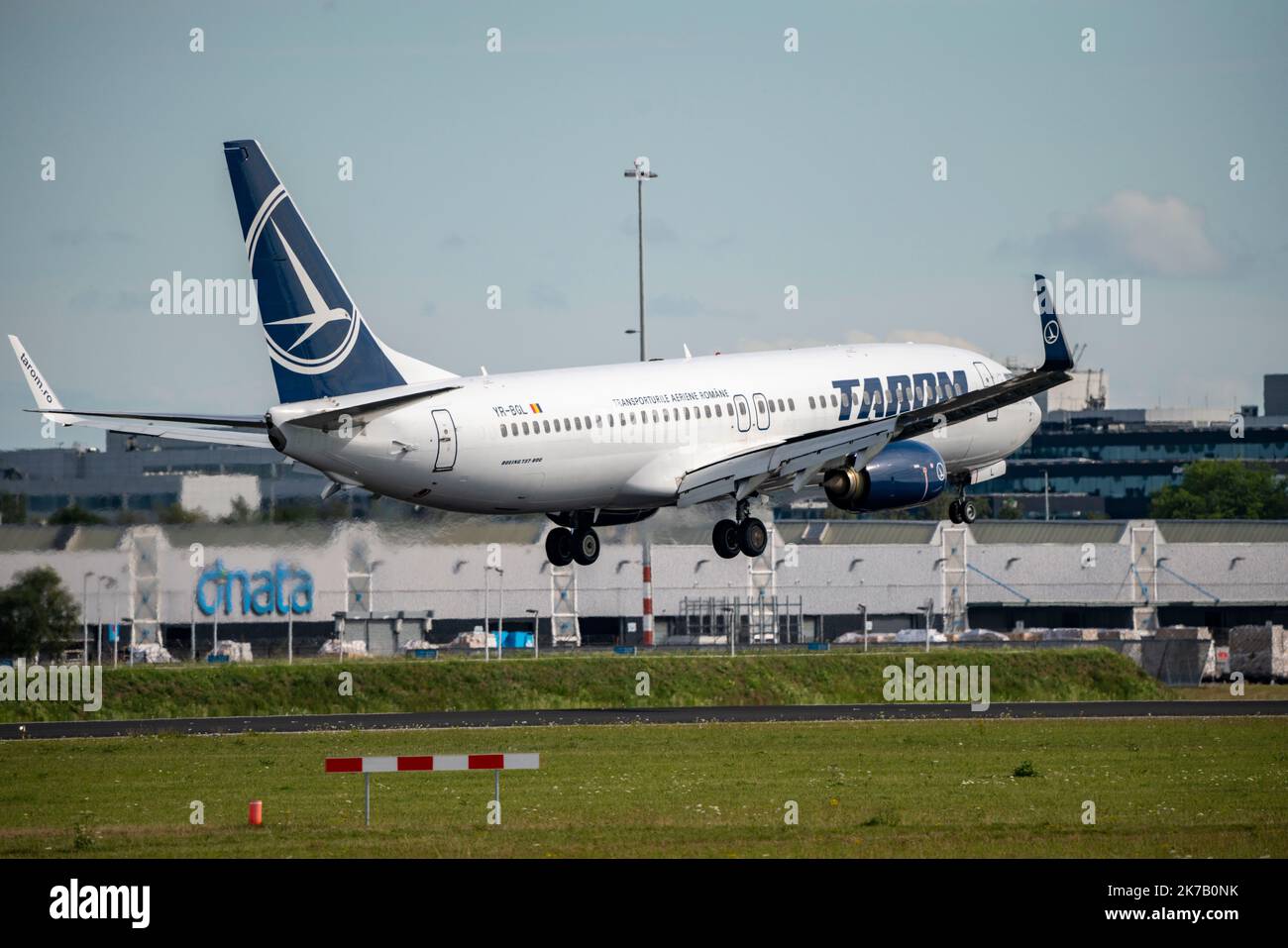 Aeroporto Schiphol di Amsterdam, AMS, aereo in avvicinamento a Kaagbaan, Runway, YR-BGL, TAROM Boeing 737-800 Foto Stock