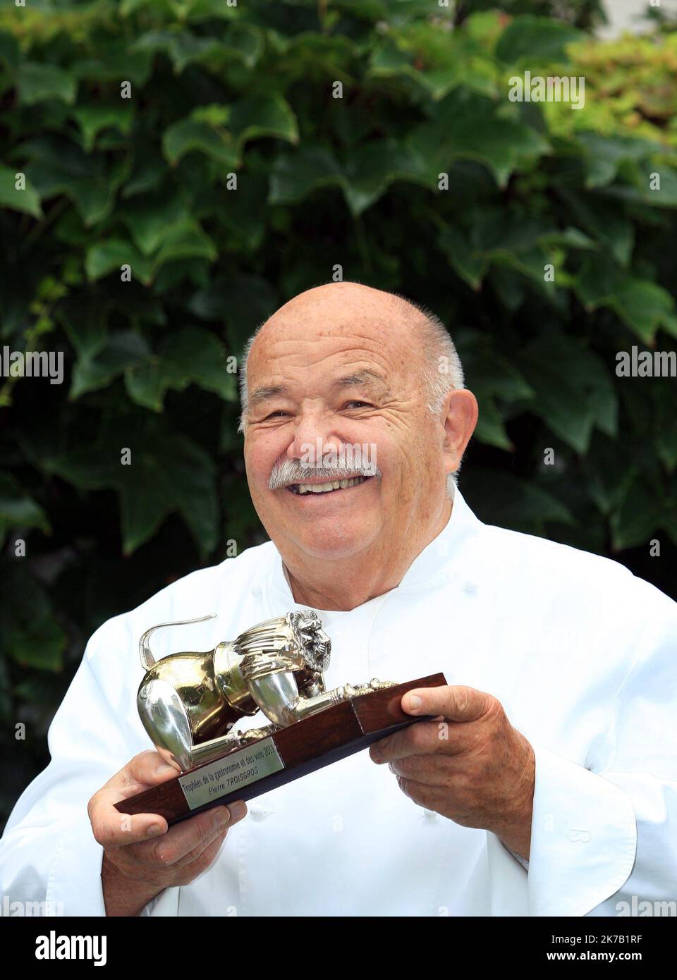 ©PHOTOPQR/LE PROGRES/JUSTE PHILIPPE - LE 23 09 2020 le chef roannais triplement étoilé, Pierre Troisgros est mort à l'âge de 92 ans. - PIERRE TROISGROS, UNO CHEF DI ALTO LIVELLO, MUORE - FILES ROANNE LE 19/09/2011 - PIERRE TROISGROS ET LE TROPHEE QUI LUI SERA REMIS EN OTTOBRE Foto Stock