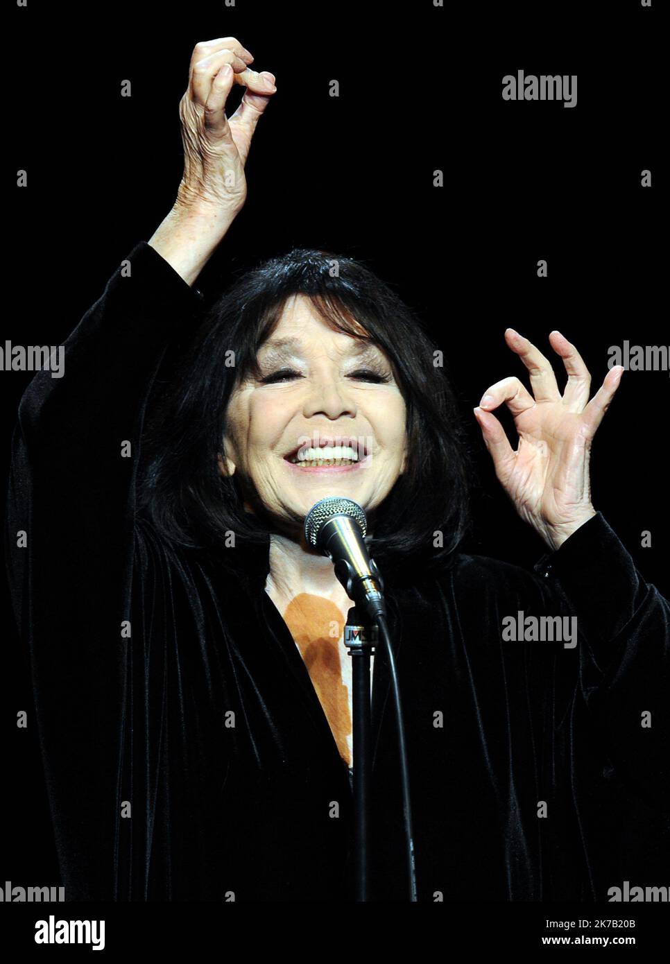 ©PHOTOPQR/LA DEPECHE DU MIDI/T BORDAS le 23 09 2020 l’Icône de la chanson francaise Juliette Gréco, célèbre aussi pour son interprétation de Belphégor à la télévision, est décédée mercredi à l’âge de 93 ans. ARCHIVI iconica cantante e attrice francese Juliette Gréco muore a 93 FILE TOULOUSE LE 24 JAN 2013 JULIETTE greco EN CONCERTO A LA HALLE AUX GRAINS DE TOULOUSE. Foto Stock