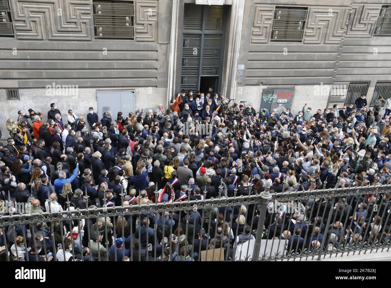 ©PHOTOPQR/LA PROVENCE/SPEICH Frédéric ; Marseille ; 25/09/2020 ; manifestation à l'appel de l'Union des métiers et des Industries de l'hôtellerie (Umih) et la Chambre de commerce et d'industrie (CCI), devant le tribunal de commerce de Marseille, Pour protester contre la décision du gouvernement de fermer les bars et restaurants de la Métropole Aix Marseille dans un contestte de crise sanitaire dûe au Coronavirus (Covid 19) - Marseille, France, sept 25th 2020 - dimostrazioni di proprietari, Lavoratori e sostenitori di ristoranti e bar di Marsiglia contro covid-19 ristrutturazioni del governo. H Foto Stock