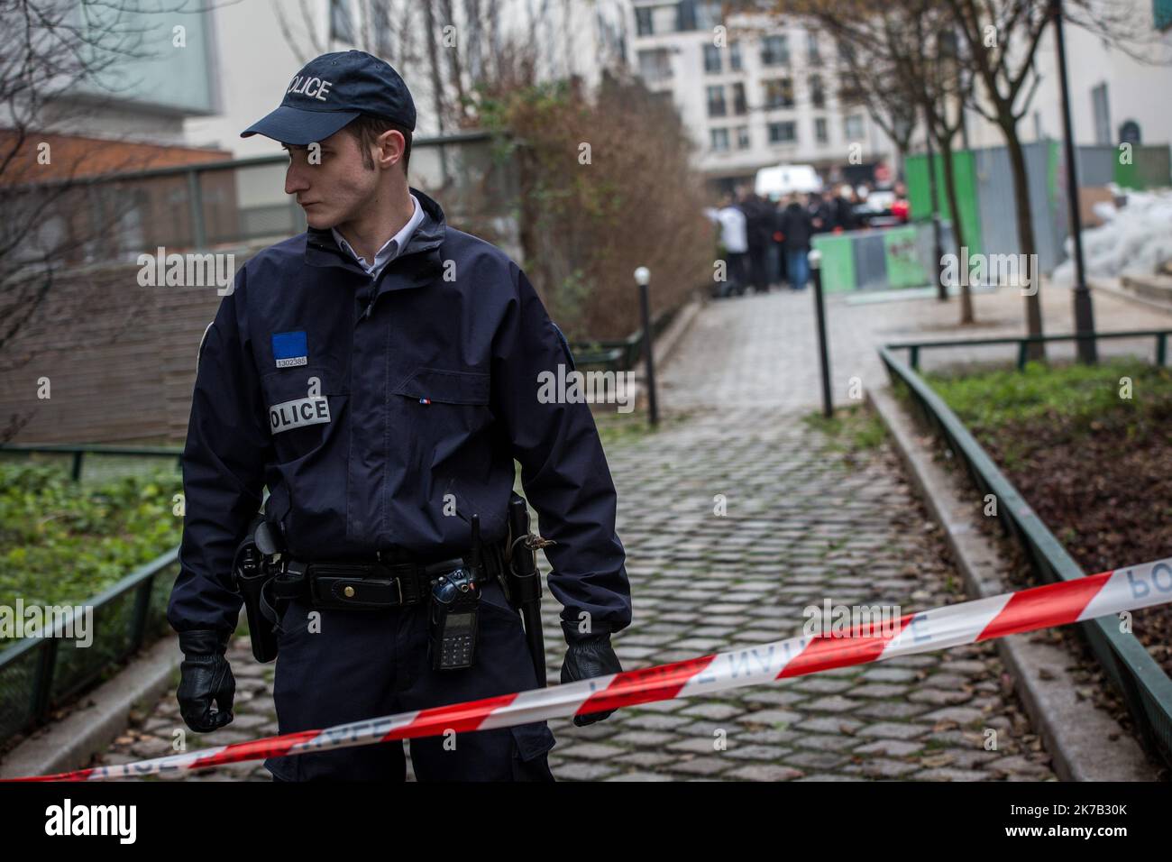 ©Michael Bunel / le Pictorium/MAXPPP - Michael Bunel / le Pictorium - 07/01/2015 - France / Ile-de-France / Parigi - Dispositif de securite autour de la zone de l'attentat. Attentat de Charlie Hebdo, douze personnes ont ete assassinees dans les locaux de la redaction du journal satirique. Deux hommes ont fait irruption arme et ont gomer avant de prendre la fuite en voiture. 7 gennaio 2015. Parigi, Francia. / 07/01/2015 - Francia / Ile-de-France (regione) / Parigi - dispositivo di sicurezza intorno alla zona dell'attacco. Charlie Hebdo Attack, dodici persone sono state assassinate nei locali della redazione o Foto Stock