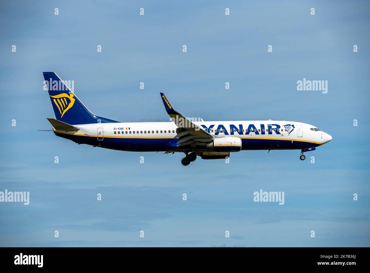 Aeroporto Schiphol di Amsterdam, AMS, aereo in avvicinamento a Kaagbaan, pista, EI-EBE, Ryanair Boeing 737-800 Foto Stock