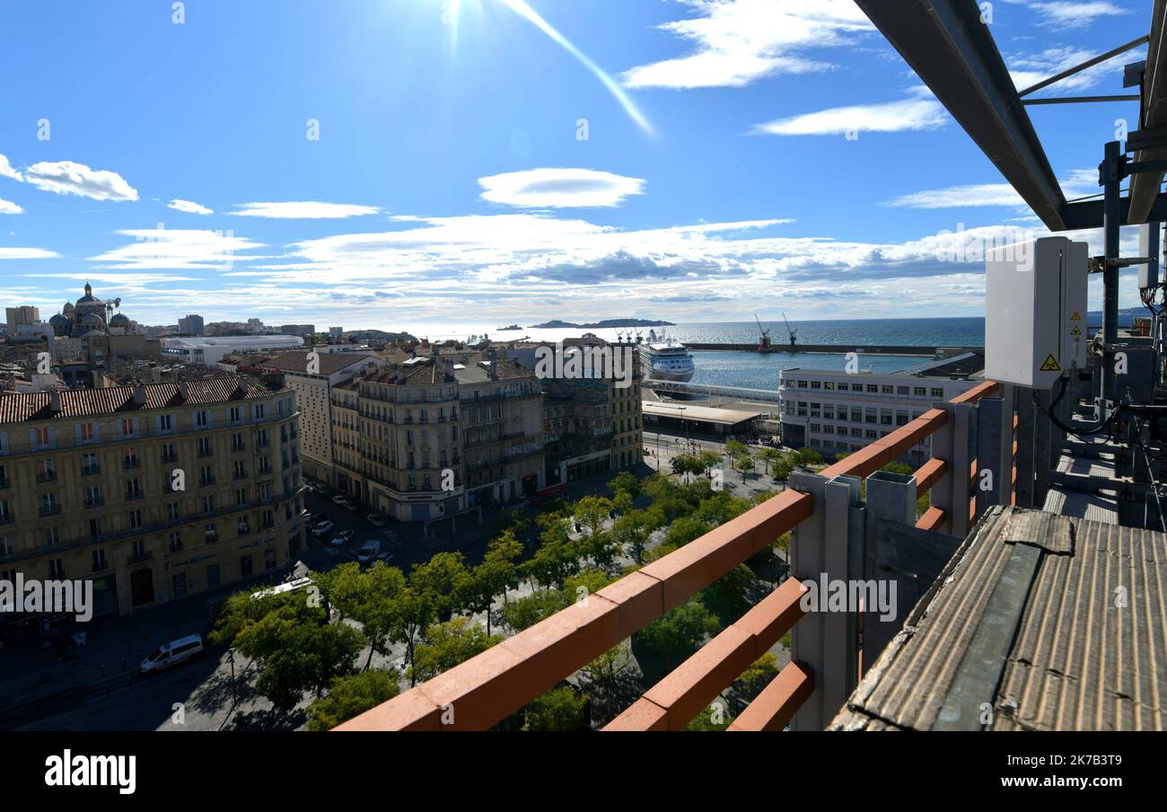©PHOTOPQR/LA PROVENCE/GEORGES ROBERT ; Marseille ; 28/09/2020 ; Orange teste la 5G depuis le toit de son immeuble, Place de la Joliette à Marseille. Orange sta testando 5G dal tetto del suo edificio a Marsiglia il 28 settembre 2020 Foto Stock