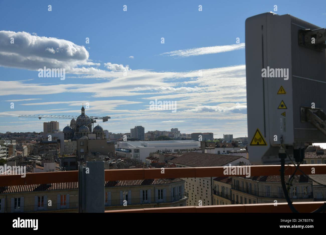 ©PHOTOPQR/LA PROVENCE/GEORGES ROBERT ; Marseille ; 28/09/2020 ; Orange teste la 5G depuis le toit de son immeuble, Place de la Joliette à Marseille. Orange sta testando 5G dal tetto del suo edificio a Marsiglia il 28 settembre 2020 Foto Stock