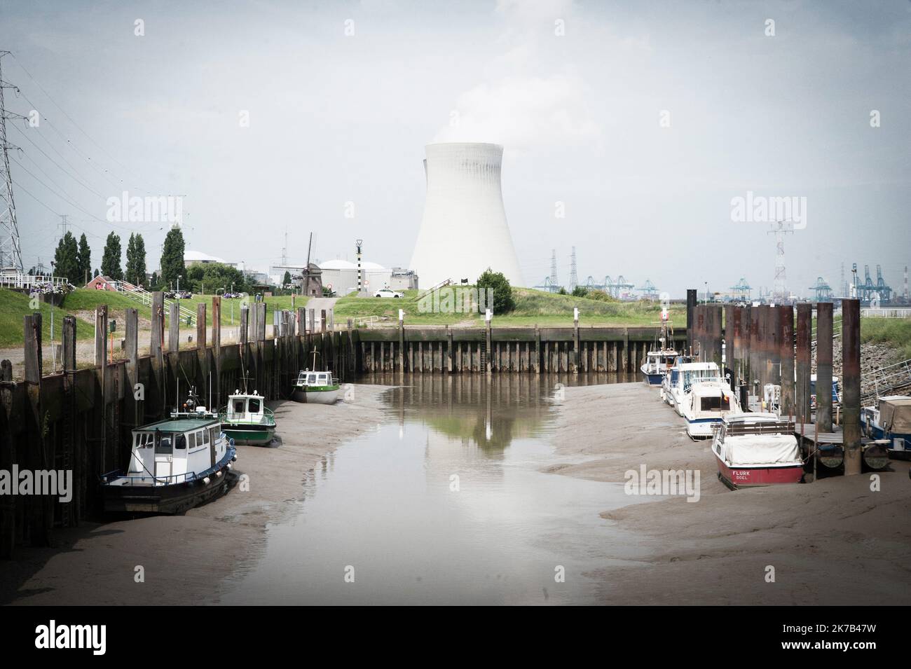 ©Nicolas Landemard / le Pictorium/MAXPPP - Nicolas Landemard / le Pictorium - 07/07/2016 - Belgique / Flandre / Doel - la Question des centrales nucleaires est preponderante en Belgique. Alors que la question de la sortie du nucleaire est sans cesse evoquee et reportee, plusieurs incidenti tecniche dans les centrales belges font craindre a la population y compris frontaliere (avec l'Allemagne) un risque toujours Plus Grand d'incidente majeur. ICI, dans le village abandonne de Doel, dans la banlieue d'Anvers. / 07/07/2016 - Belgio / Fiandre () / Doel - la questione delle centrali nucleari è pr Foto Stock