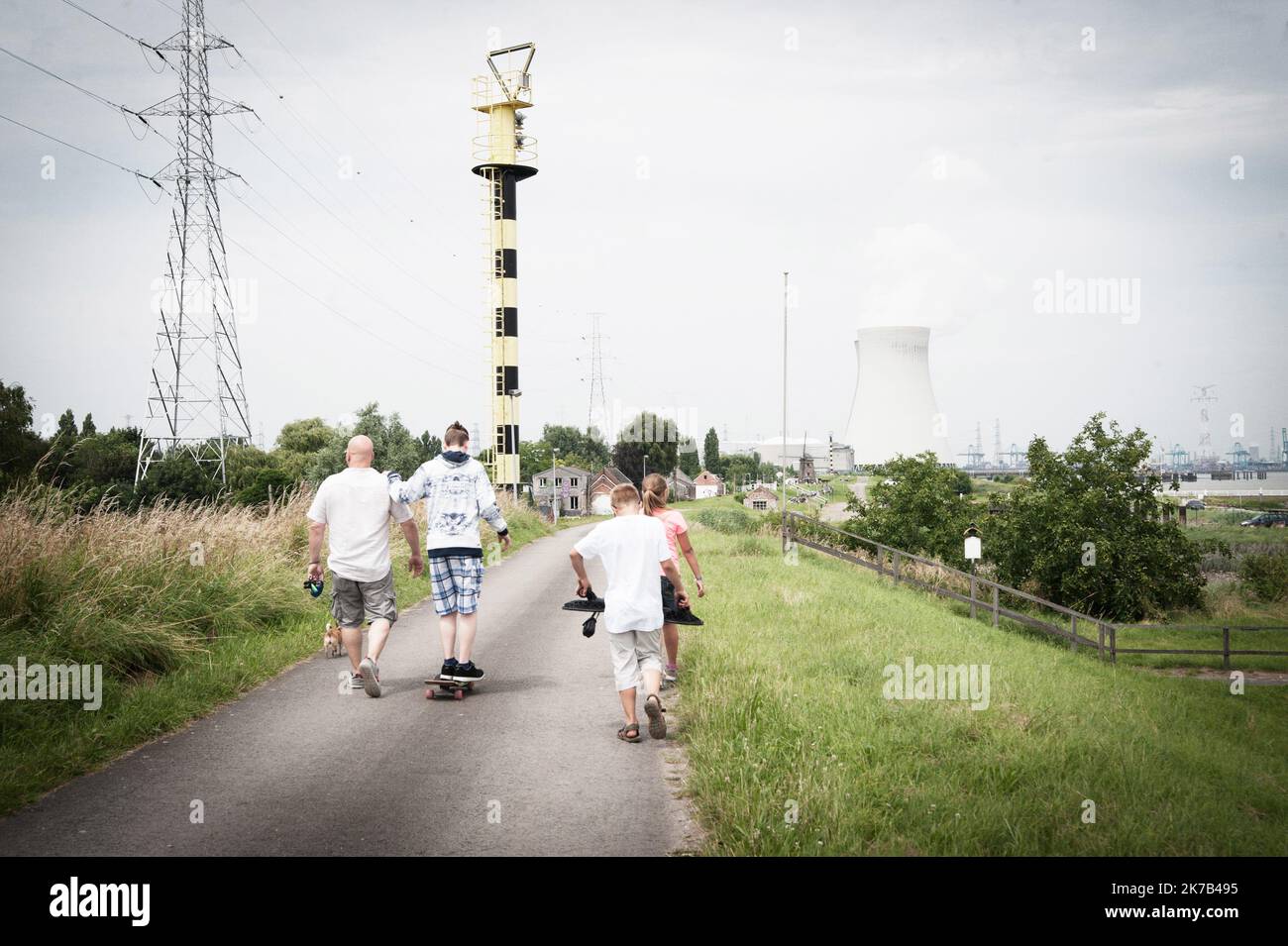 ©Nicolas Landemard / le Pictorium/MAXPPP - Nicolas Landemard / le Pictorium - 07/07/2016 - Belgique / Flandre / Doel - la Question des centrales nucleaires est preponderante en Belgique. Alors que la question de la sortie du nucleaire est sans cesse evoquee et reportee, plusieurs incidenti tecniche dans les centrales belges font craindre a la population y compris frontaliere (avec l'Allemagne) un risque toujours Plus Grand d'incidente majeur. ICI, dans le village abandonne de Doel, dans la banlieue d'Anvers. / 07/07/2016 - Belgio / Fiandre () / Doel - la questione delle centrali nucleari è pr Foto Stock