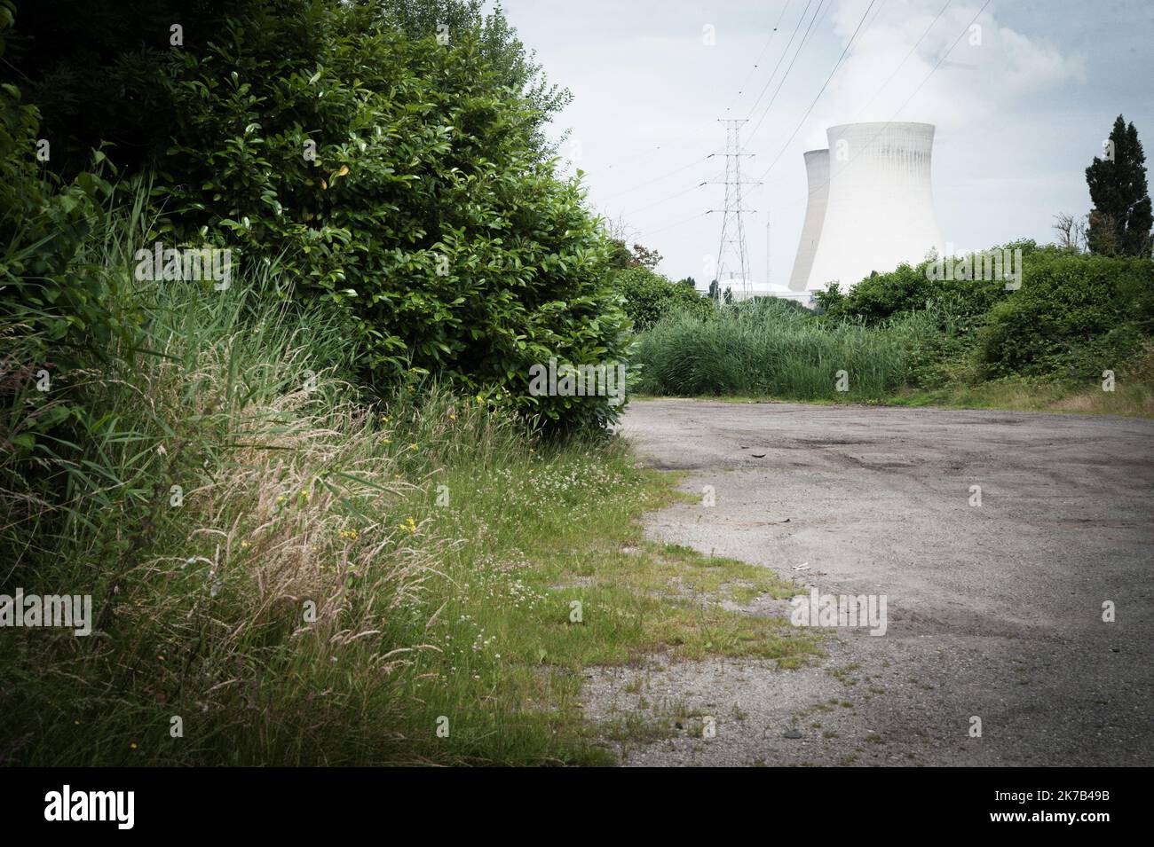 ©Nicolas Landemard / le Pictorium/MAXPPP - Nicolas Landemard / le Pictorium - 07/07/2016 - Belgique / Flandre / Doel - la Question des centrales nucleaires est preponderante en Belgique. Alors que la question de la sortie du nucleaire est sans cesse evoquee et reportee, plusieurs incidenti tecniche dans les centrales belges font craindre a la population y compris frontaliere (avec l'Allemagne) un risque toujours Plus Grand d'incidente majeur. ICI, dans le village abandonne de Doel, dans la banlieue d'Anvers. / 07/07/2016 - Belgio / Fiandre () / Doel - la questione delle centrali nucleari è pr Foto Stock