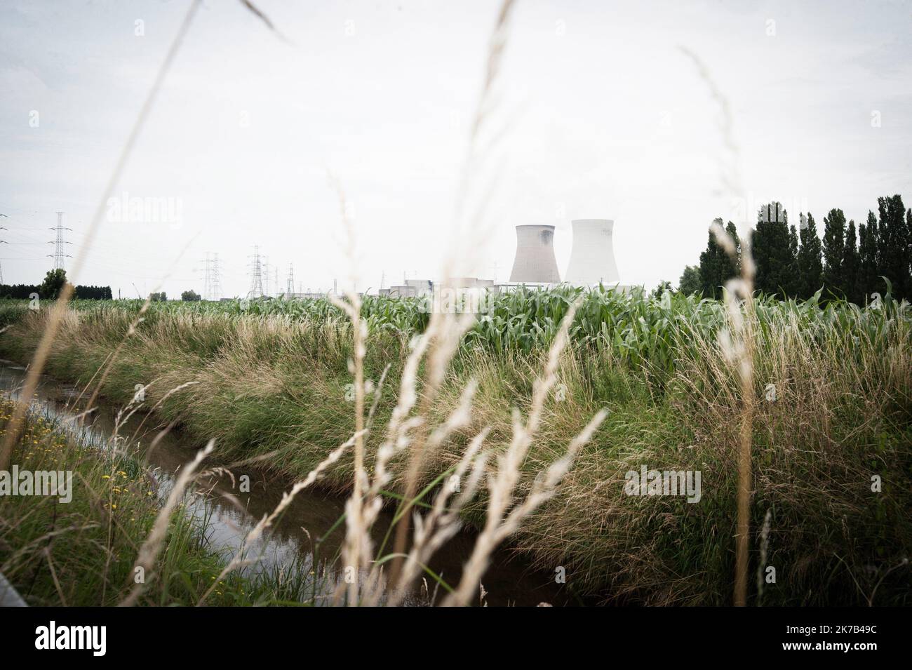 ©Nicolas Landemard / le Pictorium/MAXPPP - Nicolas Landemard / le Pictorium - 07/07/2016 - Belgique / Flandre / Doel - la Question des centrales nucleaires est preponderante en Belgique. Alors que la question de la sortie du nucleaire est sans cesse evoquee et reportee, plusieurs incidenti tecniche dans les centrales belges font craindre a la population y compris frontaliere (avec l'Allemagne) un risque toujours Plus Grand d'incidente majeur. ICI, dans le village abandonne de Doel, dans la banlieue d'Anvers. / 07/07/2016 - Belgio / Fiandre () / Doel - la questione delle centrali nucleari è pr Foto Stock