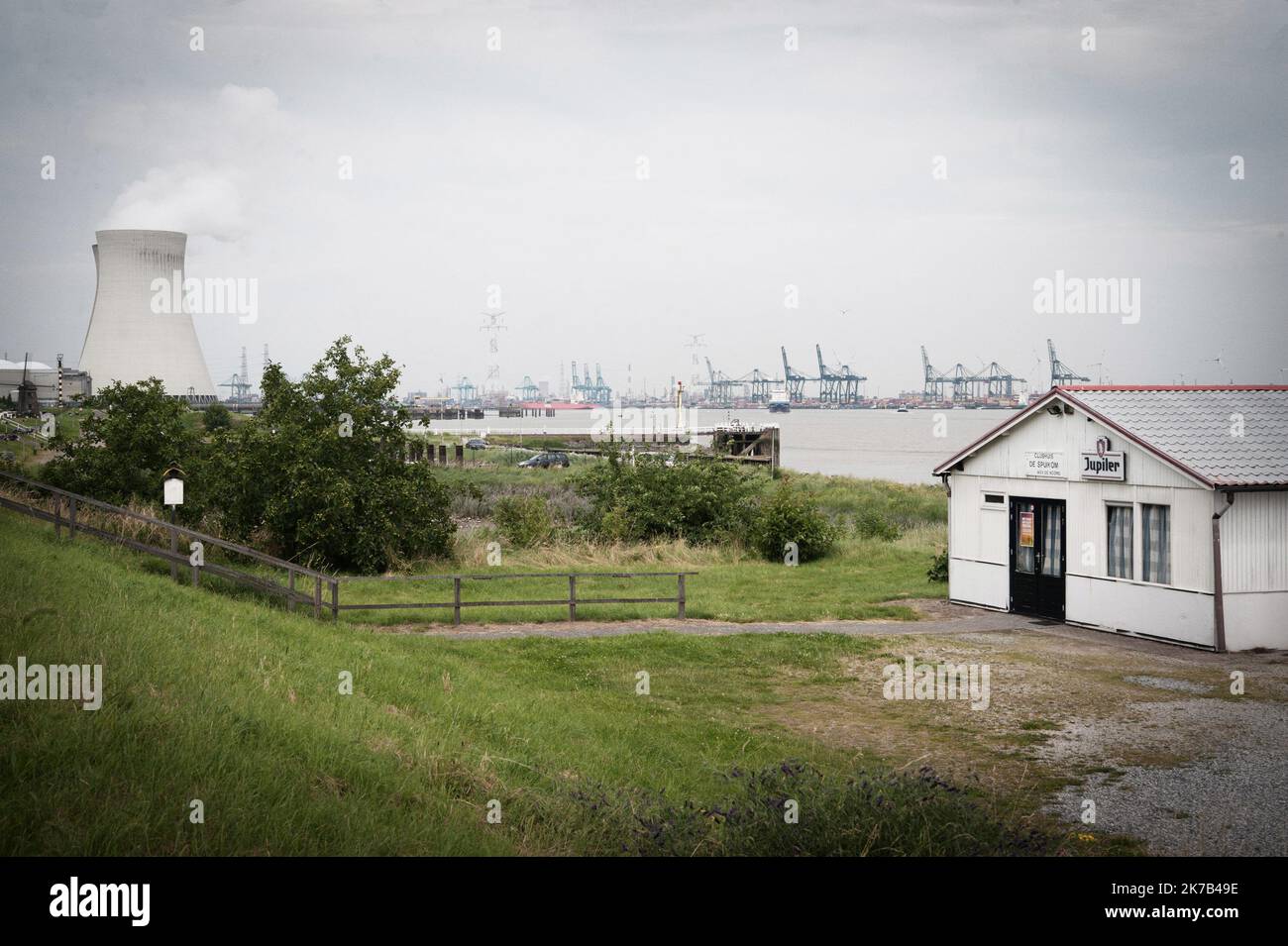©Nicolas Landemard / le Pictorium/MAXPPP - Nicolas Landemard / le Pictorium - 07/07/2016 - Belgique / Flandre / Doel - la Question des centrales nucleaires est preponderante en Belgique. Alors que la question de la sortie du nucleaire est sans cesse evoquee et reportee, plusieurs incidenti tecniche dans les centrales belges font craindre a la population y compris frontaliere (avec l'Allemagne) un risque toujours Plus Grand d'incidente majeur. ICI, dans le village abandonne de Doel, dans la banlieue d'Anvers. / 07/07/2016 - Belgio / Fiandre () / Doel - la questione delle centrali nucleari è pr Foto Stock