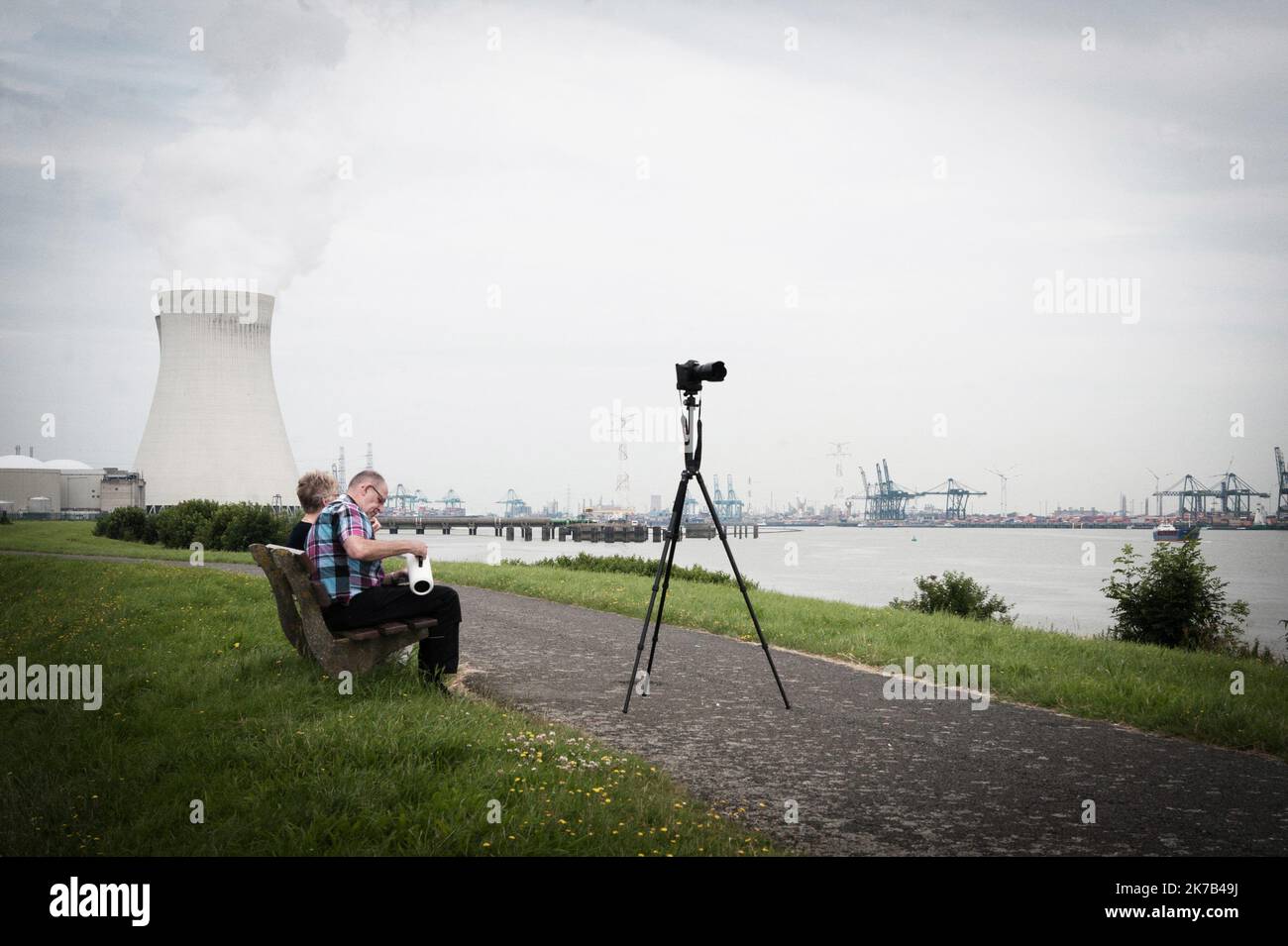 ©Nicolas Landemard / le Pictorium/MAXPPP - Nicolas Landemard / le Pictorium - 07/07/2016 - Belgique / Flandre / Doel - la Question des centrales nucleaires est preponderante en Belgique. Alors que la question de la sortie du nucleaire est sans cesse evoquee et reportee, plusieurs incidenti tecniche dans les centrales belges font craindre a la population y compris frontaliere (avec l'Allemagne) un risque toujours Plus Grand d'incidente majeur. ICI, dans le village abandonne de Doel, dans la banlieue d'Anvers. / 07/07/2016 - Belgio / Fiandre () / Doel - la questione delle centrali nucleari è pr Foto Stock