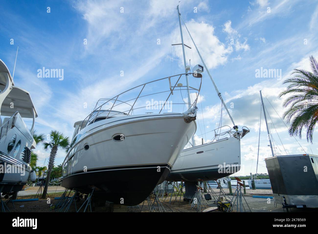 Le barche si siedono in deposito asciutto ad un porto turistico della Florida Foto Stock