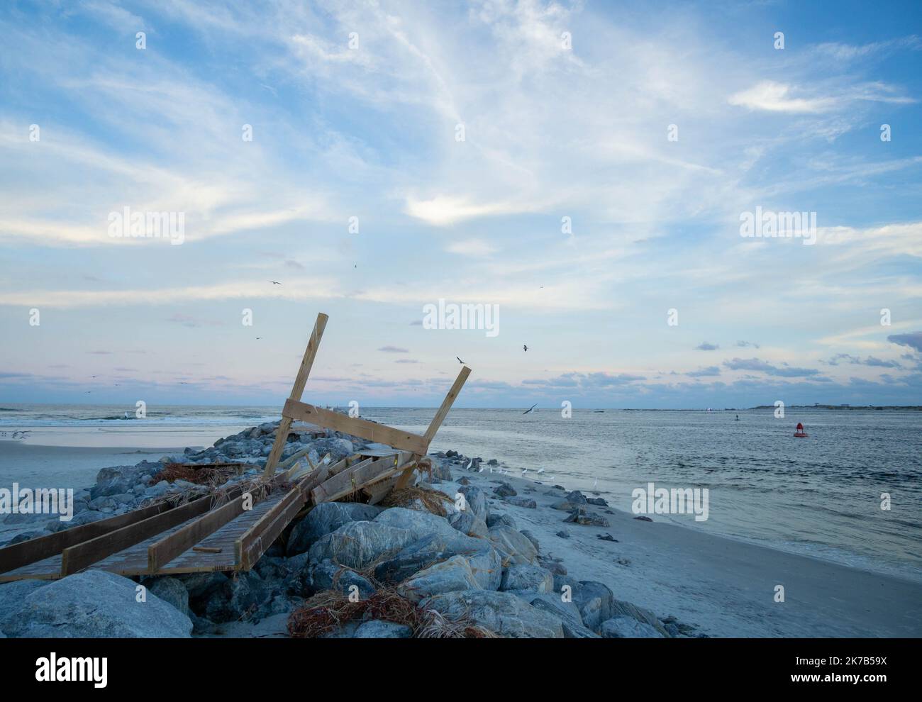 Una passerella distrutta dall'uragano Ian si trova a pezzi al molo Ponce Inlet. Foto Stock