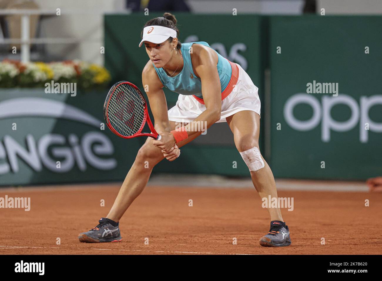 ©Sebastien Muylaert/MAXPPP - caroline Garcia di Francia reagisce durante il suo terzo turno di Women's Singles contro Elise Mertens del Belgio il sesto giorno del 2020 French Open al Roland Garros di Parigi, Francia. 02.10.2020 Foto Stock