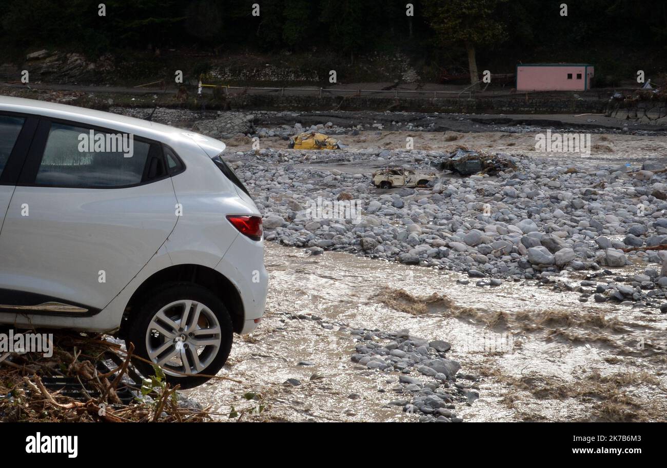 VaLC/Maxppp - Un generale del fiume alluvione a causa di forti piogge dalla tempesta 'Alex' a Breil sur Roya, Francia, 03 ottobre 2020. Piogge intense e tempo bagnato sono attesi come Storm Alex colpisce la Francia meridionale. Foto Stock