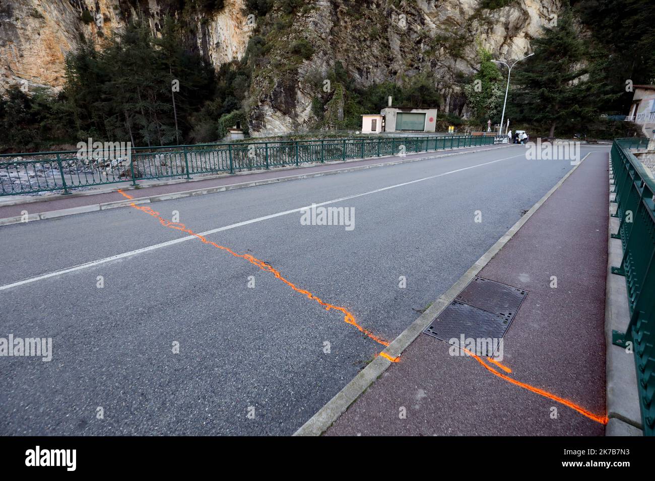 ©PHOTOPQR/NICE MATIN/Jean Francois Ottonello ; Vallée de la Roya ; 05/10/2020 ; OTTONELLO JEAN-FRANCOIS - lundi 5 ottobre 2020, vallée de la Roya - ici, Breil-sur-Roya - suite de la tempête Alex qui a frappé les Alpes-Martimes le vendredi 5 ottobre 5 ottobre 2020. Conseguenze della tempesta DI ALEX nelle Alpi Marittime, Francia Foto Stock