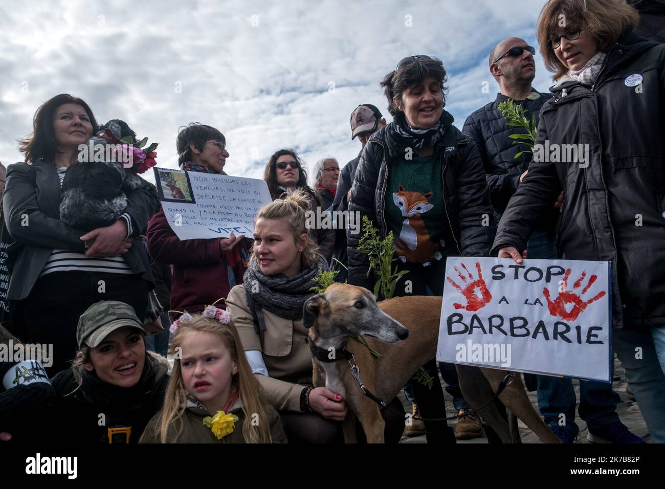 ©Michael Bunel / le Pictorium/MAXPPP - Michael Bunel / le Pictorium - 01/04/2018 - Francia / Oise / compiegne - manifestazione contre la chasse a courre dans les rues de Compiegnes. Aujourd'hui dernier jour de chasse, plusieurs associations se sont reunis pour denoncer ce mode de chasse a cheval avec une meute de chien. 31 marzo 2018. Compiegne. Francia. / 01/04/2018 - Francia / Oise / compiegne - dimostrazione contro la caccia con i leoni nelle strade di Compiegnes. Oggi, l'ultimo giorno di caccia, diverse associazioni si sono riunite per denunciare questo metodo di caccia a cavallo con un pacco Foto Stock